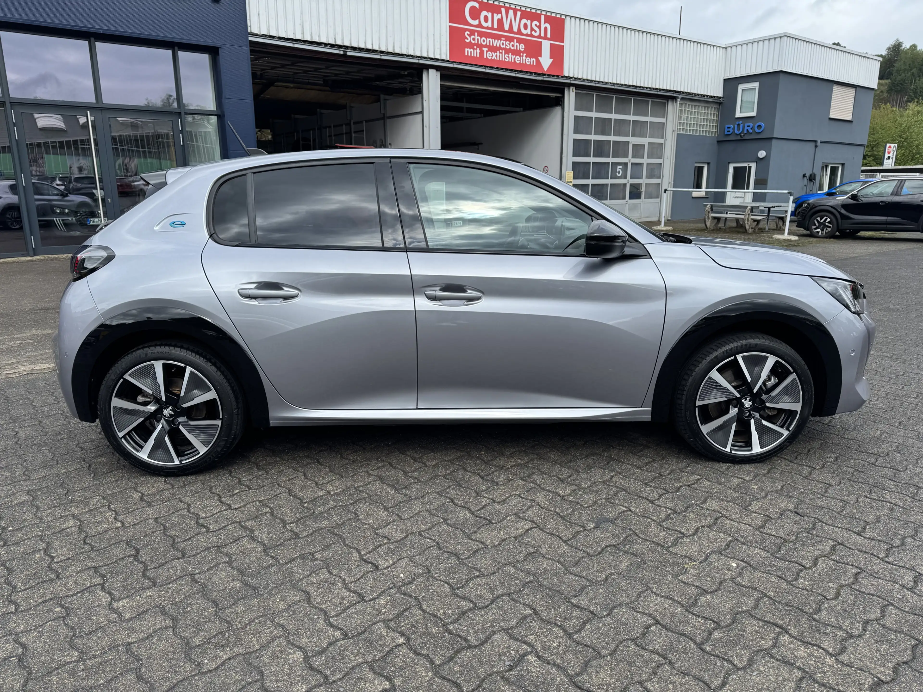 Peugeot e-208 GT Pack 136PS | Sitzheizung | Glasdach — photo 5