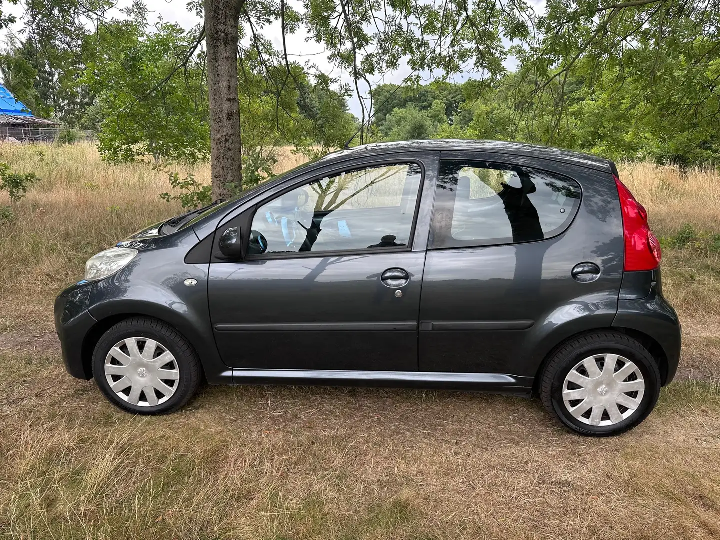 Peugeot 107 1.0-12V Urban Move apk t/m 03-07-2026 Grijs - 2