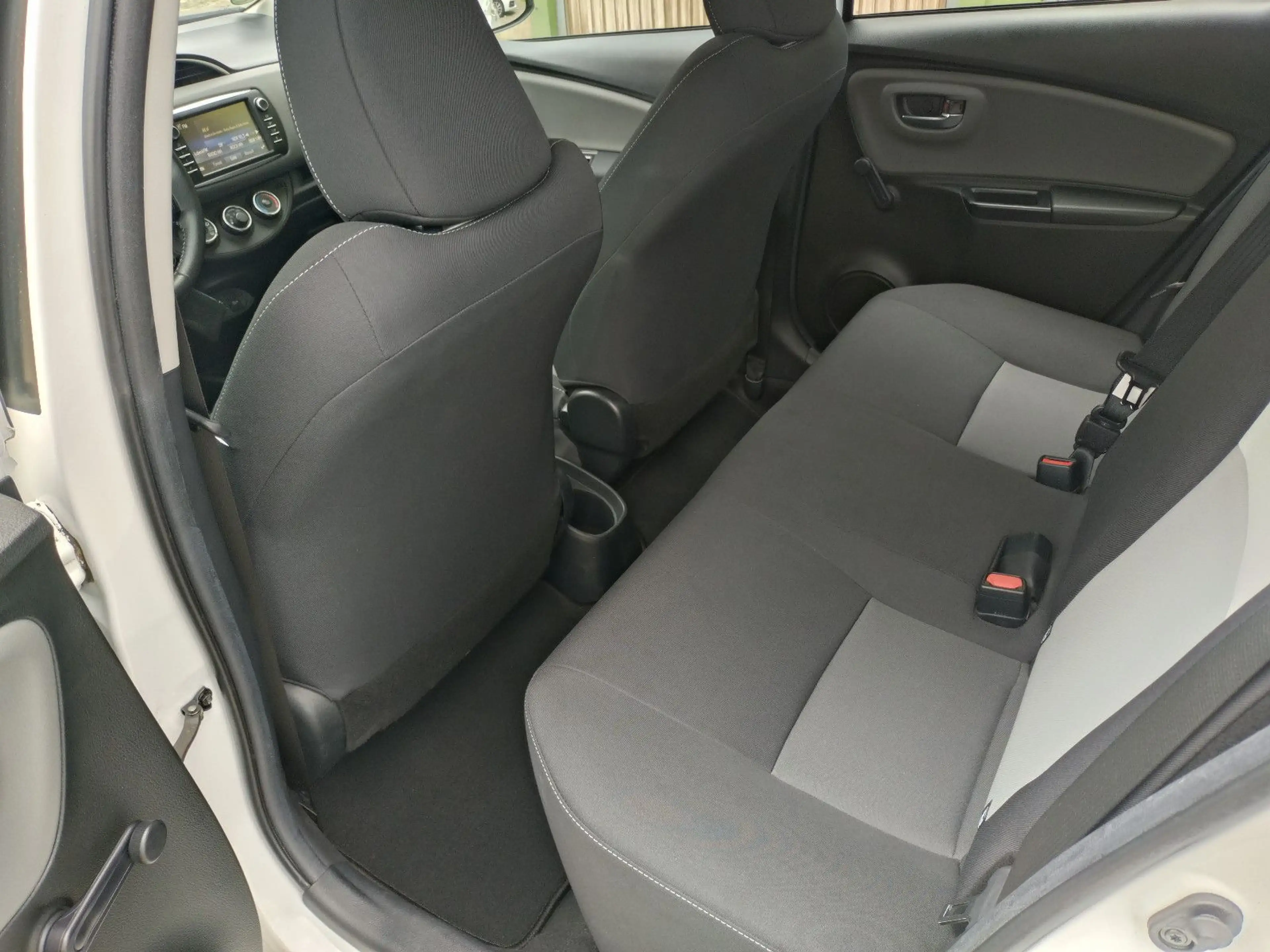 Toyota Yaris sehr gepflegt, Kamera, 5 Türen, Klima! — photo 15