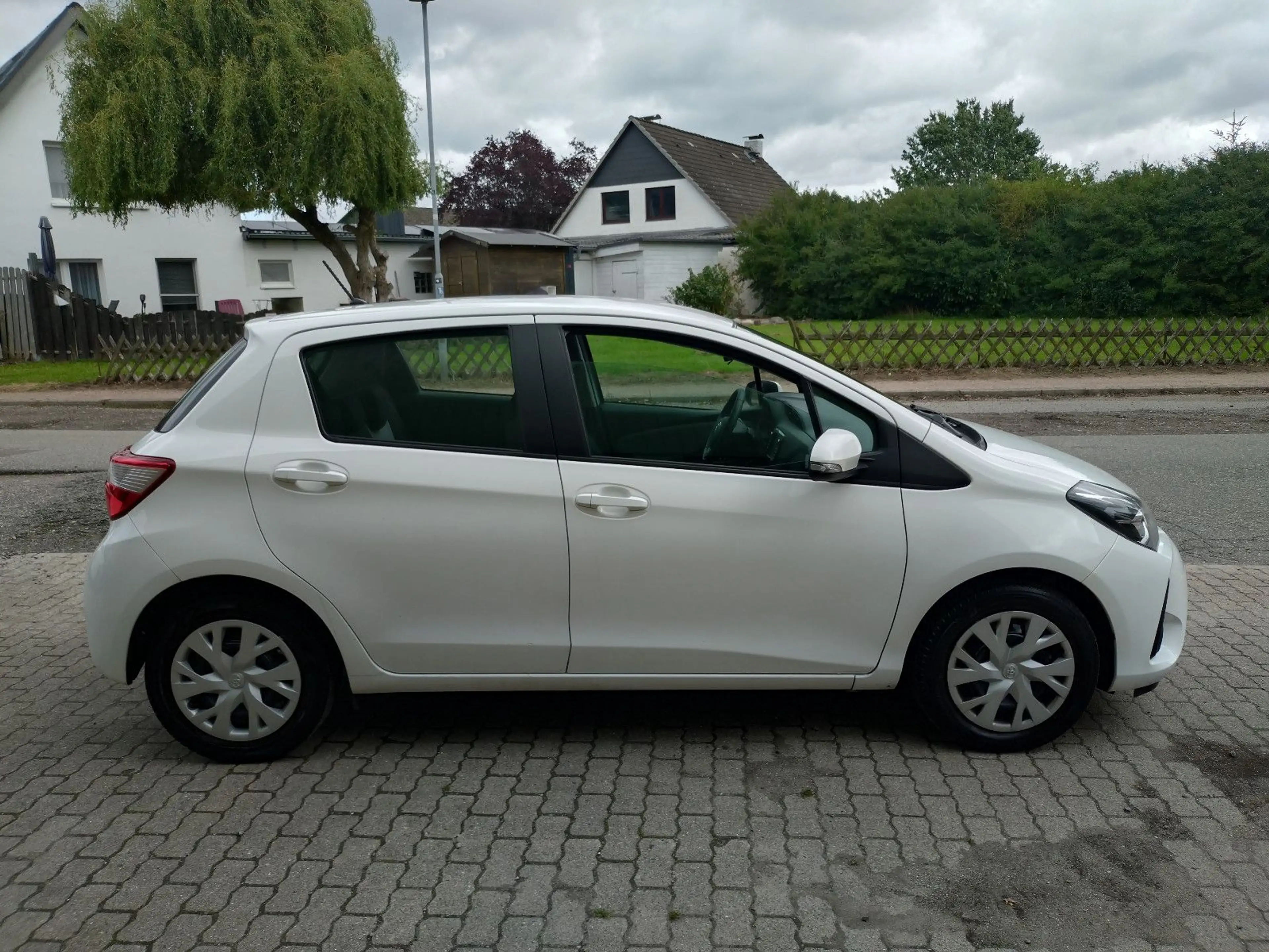 Toyota Yaris sehr gepflegt, Kamera, 5 Türen, Klima! — photo 7
