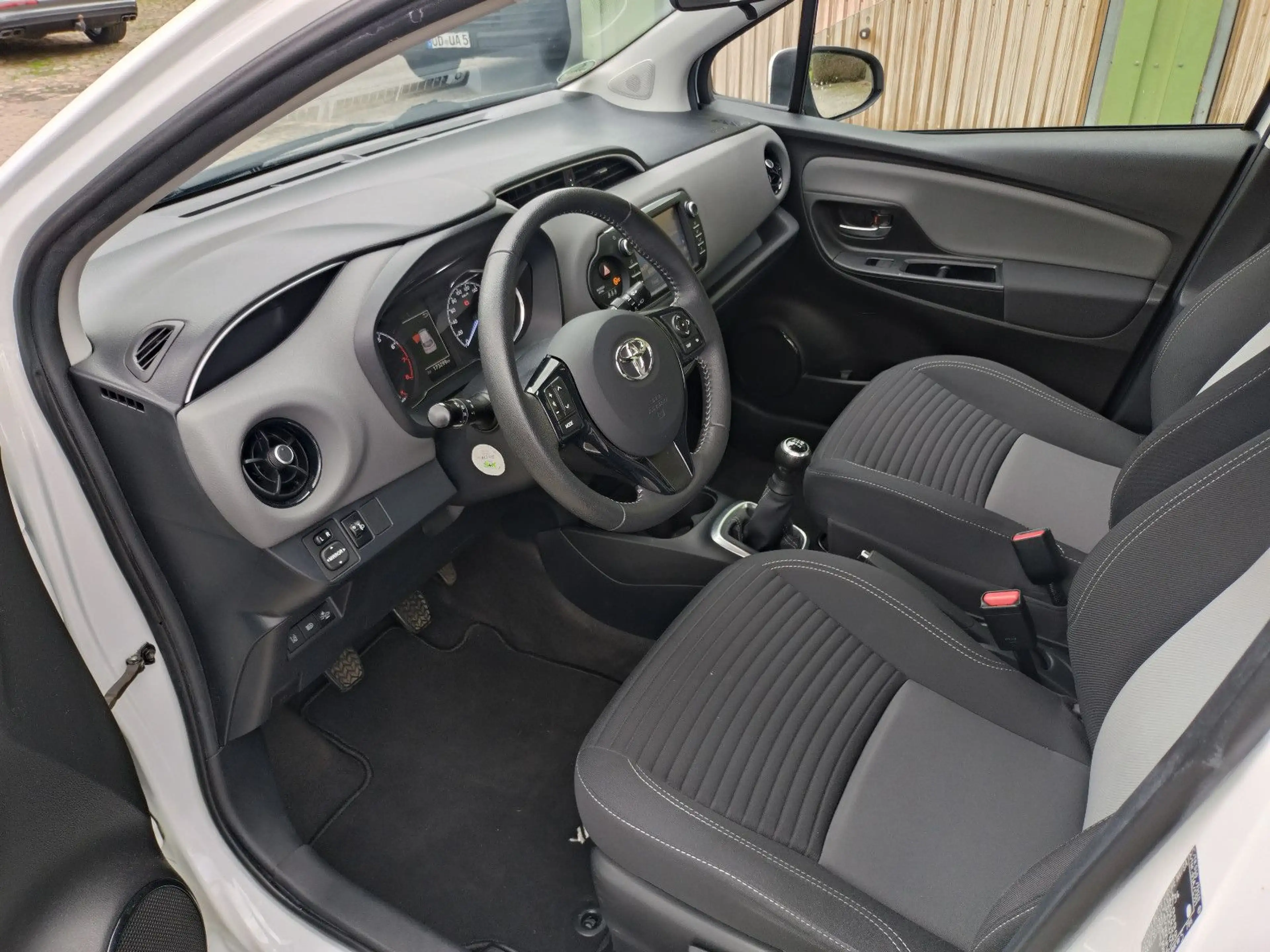 Toyota Yaris sehr gepflegt, Kamera, 5 Türen, Klima! — photo 13