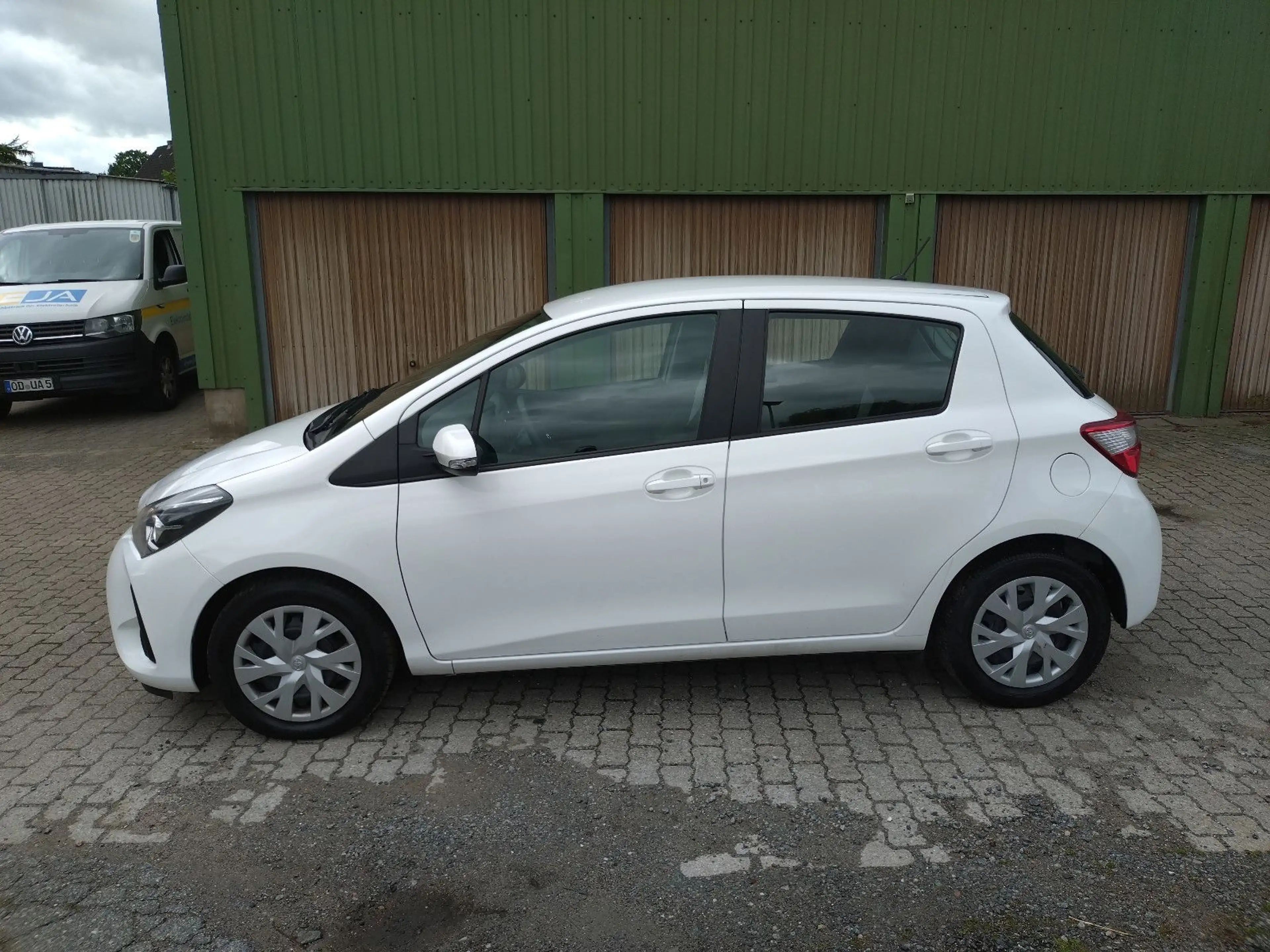 Toyota Yaris sehr gepflegt, Kamera, 5 Türen, Klima! — photo 8