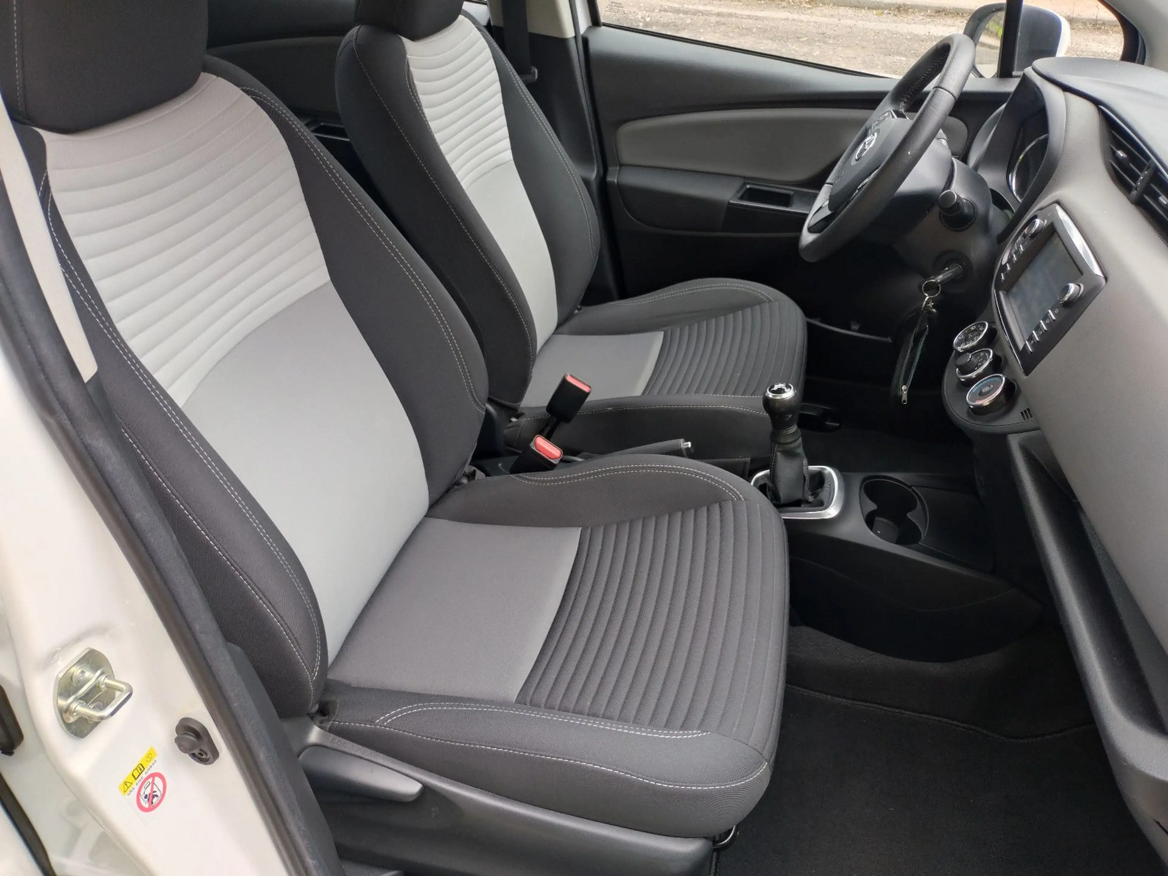 Toyota Yaris sehr gepflegt, Kamera, 5 Türen, Klima! — photo 12