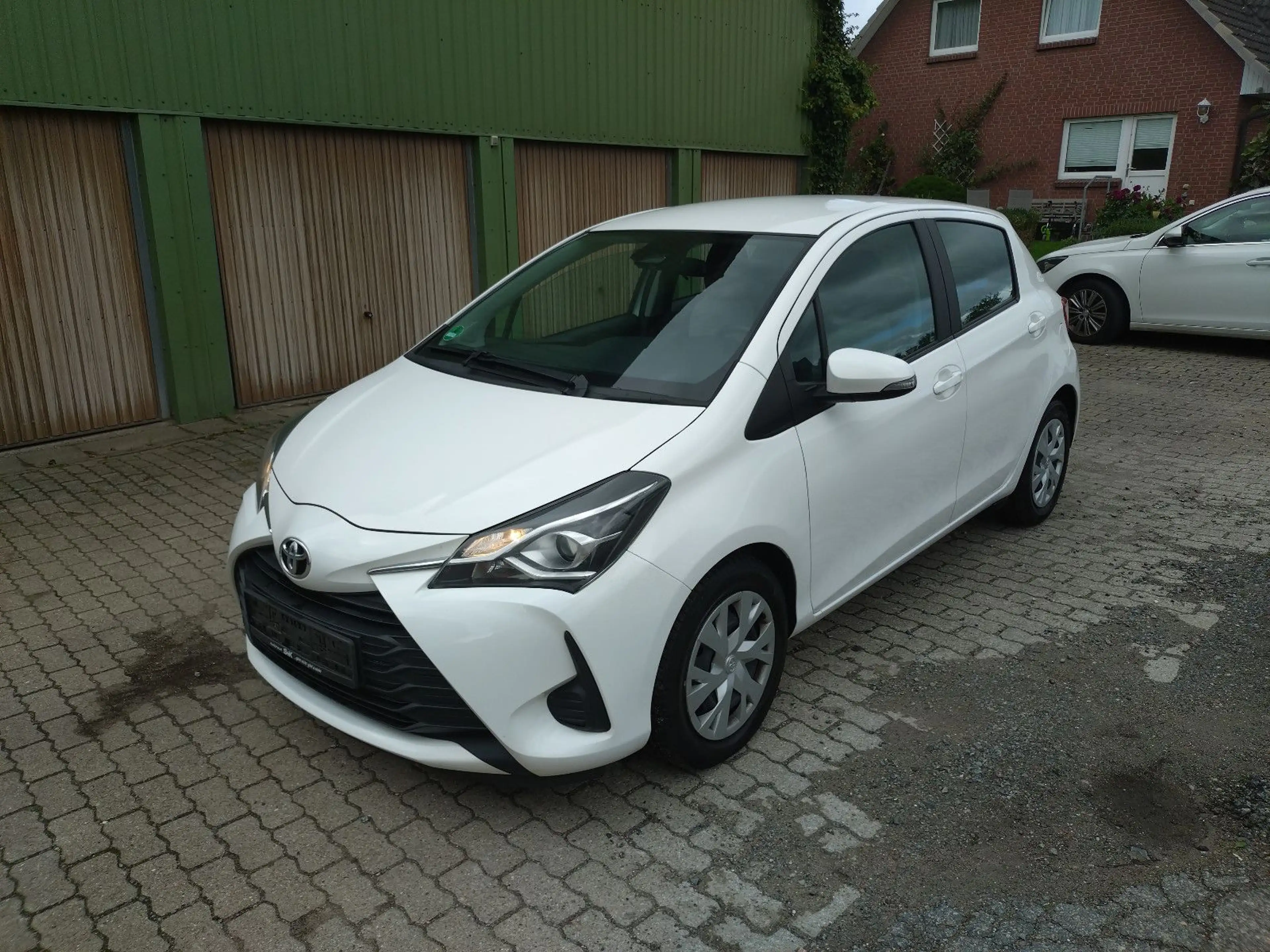 Toyota Yaris sehr gepflegt, Kamera, 5 Türen, Klima! — photo 2