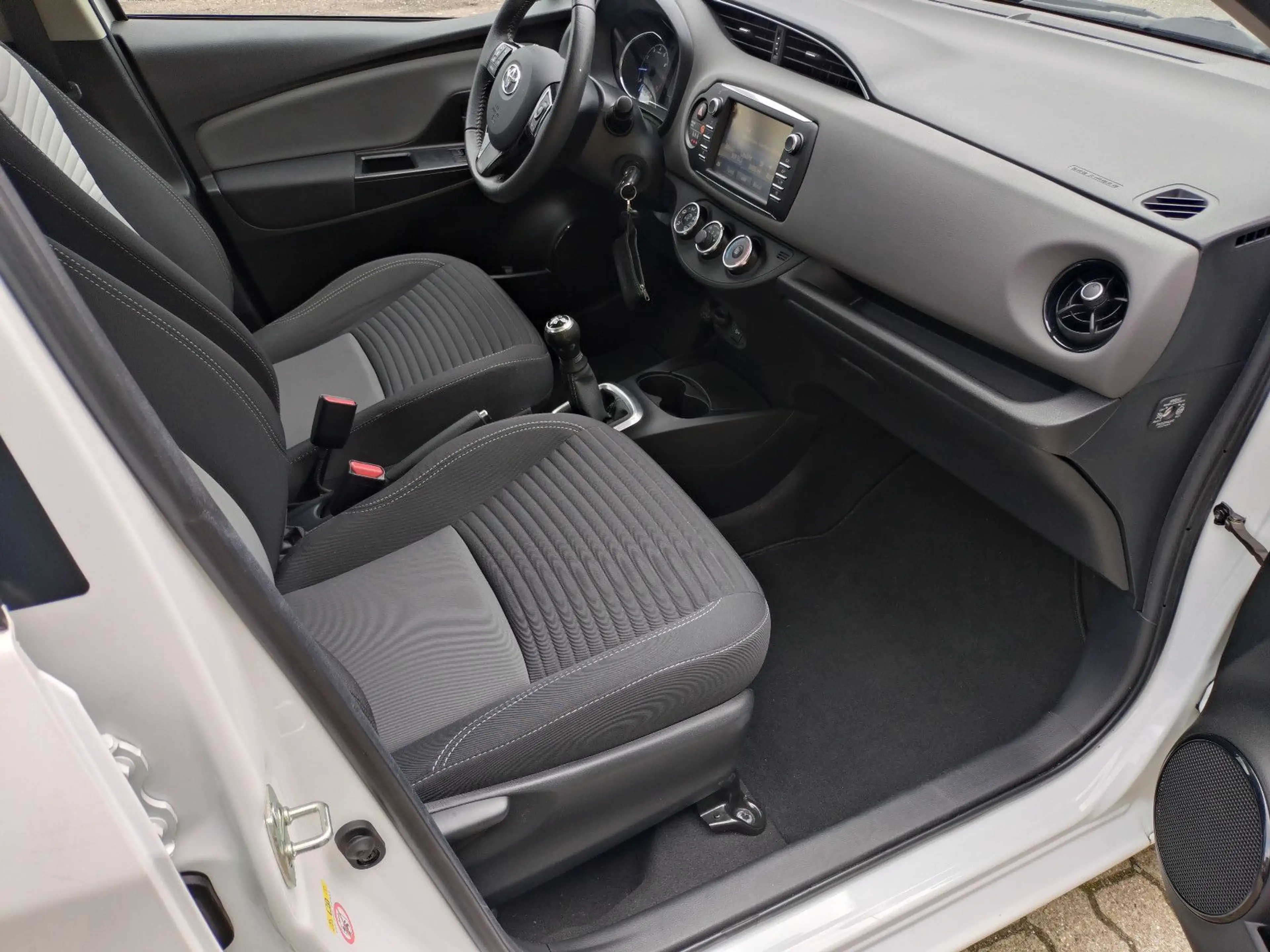 Toyota Yaris sehr gepflegt, Kamera, 5 Türen, Klima! — photo 11