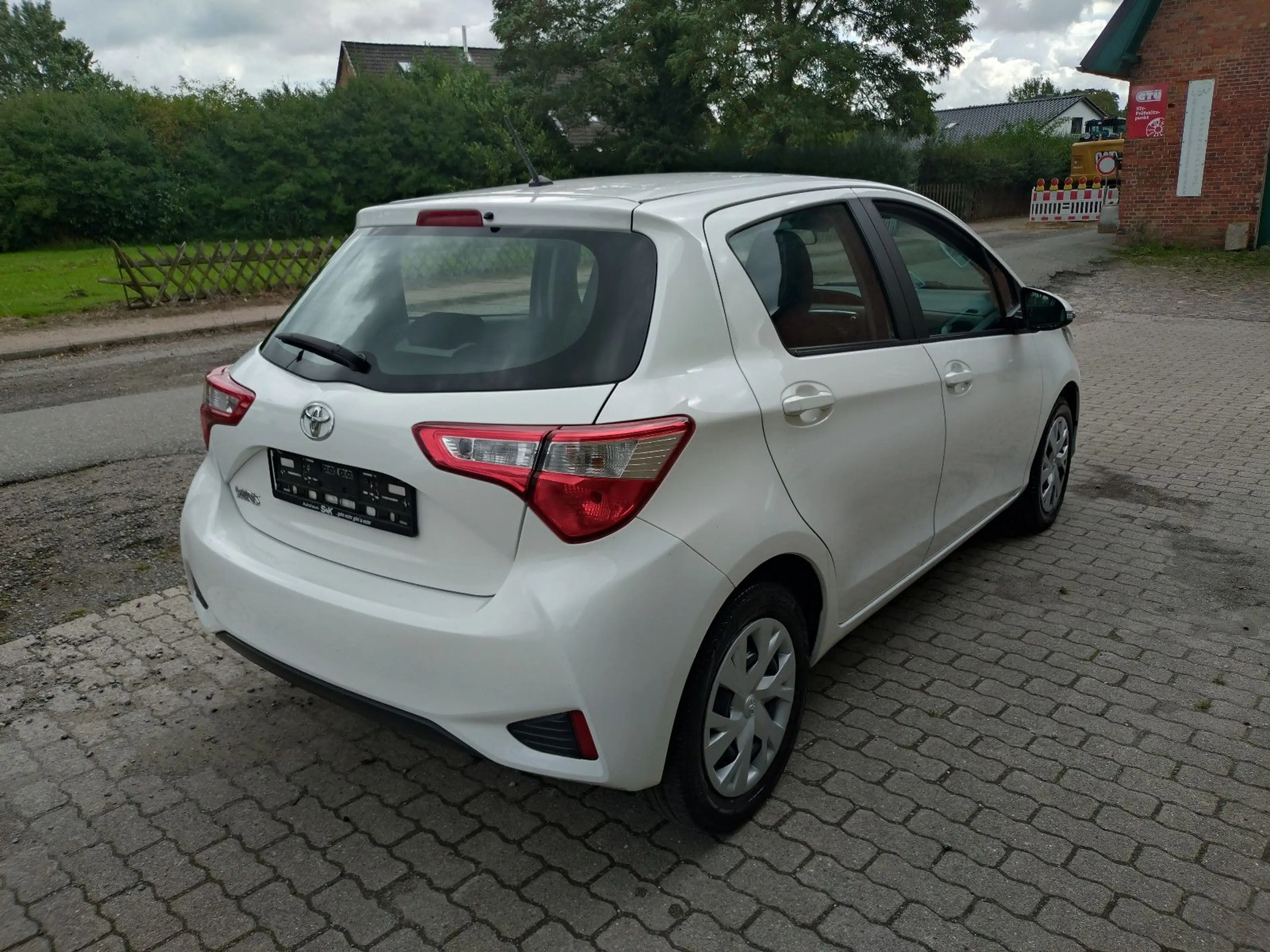 Toyota Yaris sehr gepflegt, Kamera, 5 Türen, Klima! — photo 3