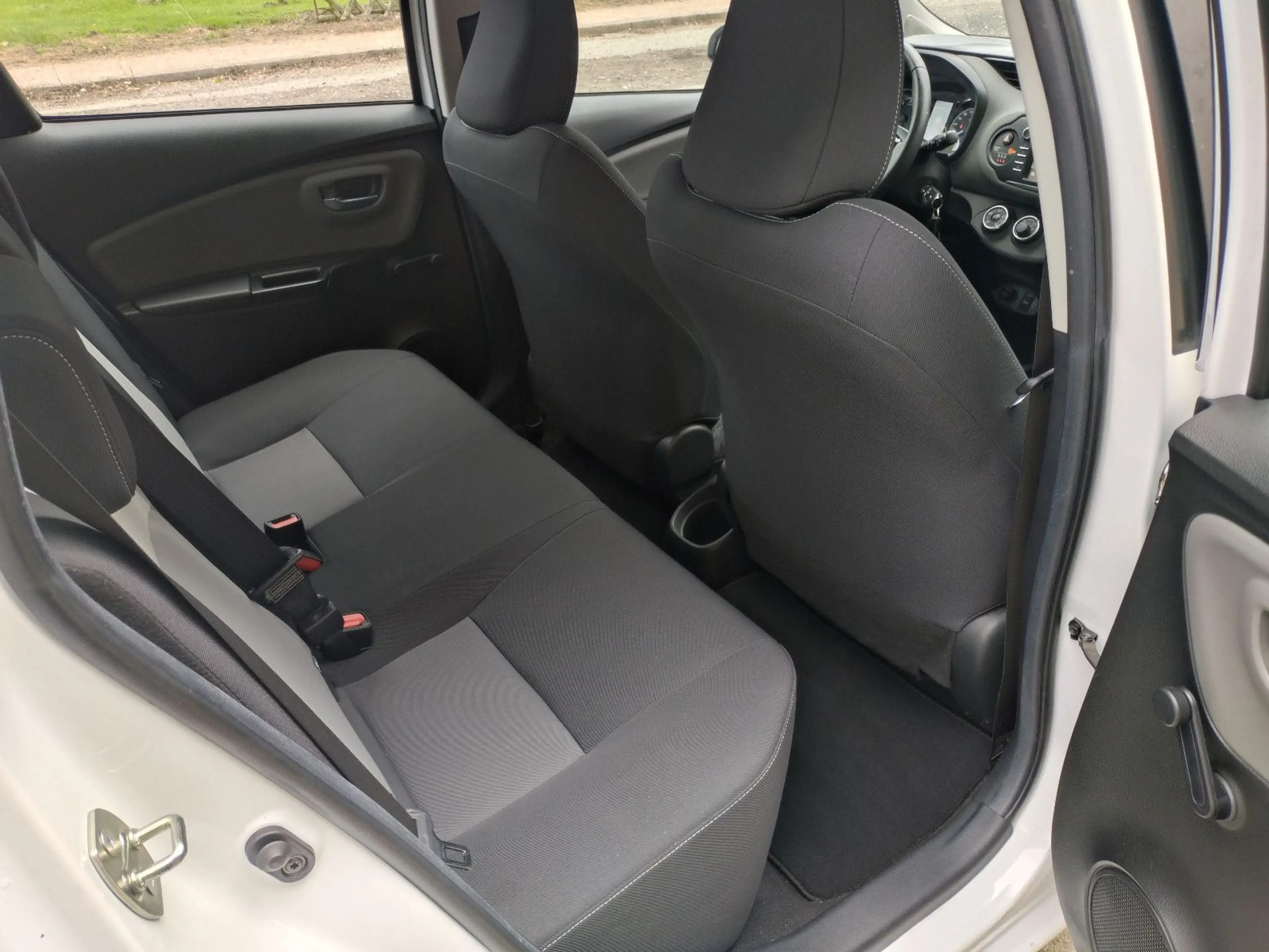 Toyota Yaris sehr gepflegt, Kamera, 5 Türen, Klima! — photo 14