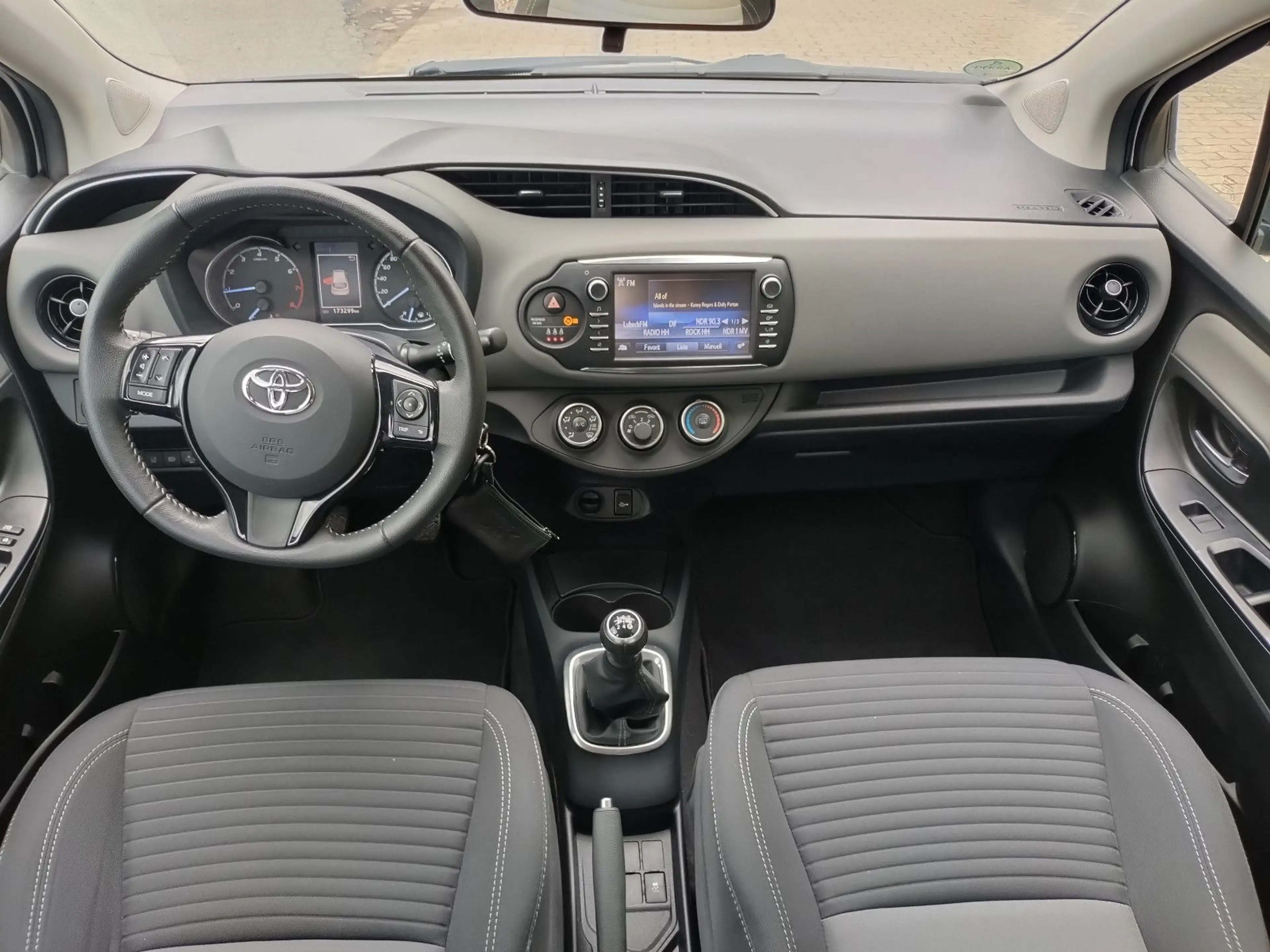 Toyota Yaris sehr gepflegt, Kamera, 5 Türen, Klima! — photo 9