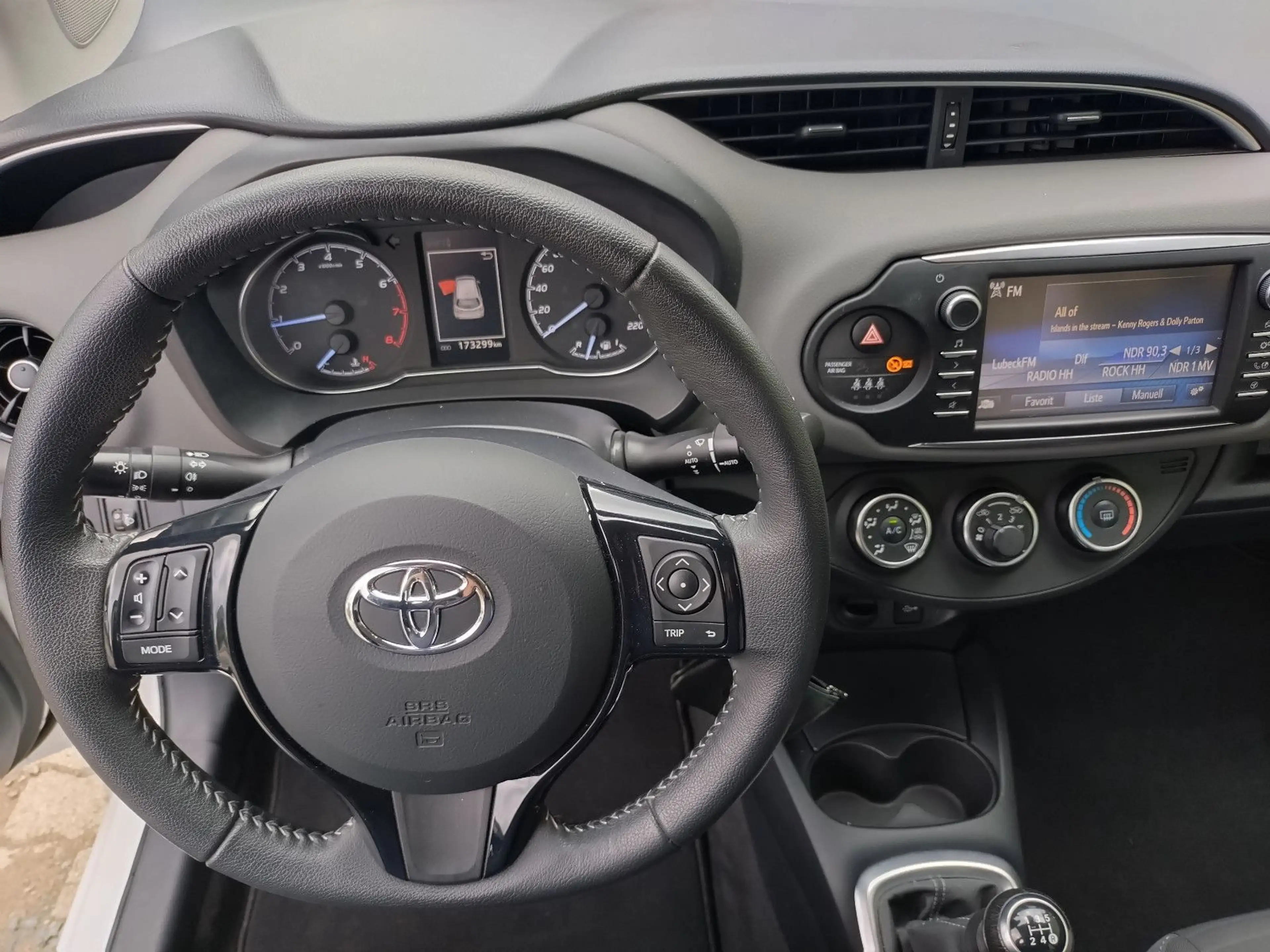 Toyota Yaris sehr gepflegt, Kamera, 5 Türen, Klima! — photo 10