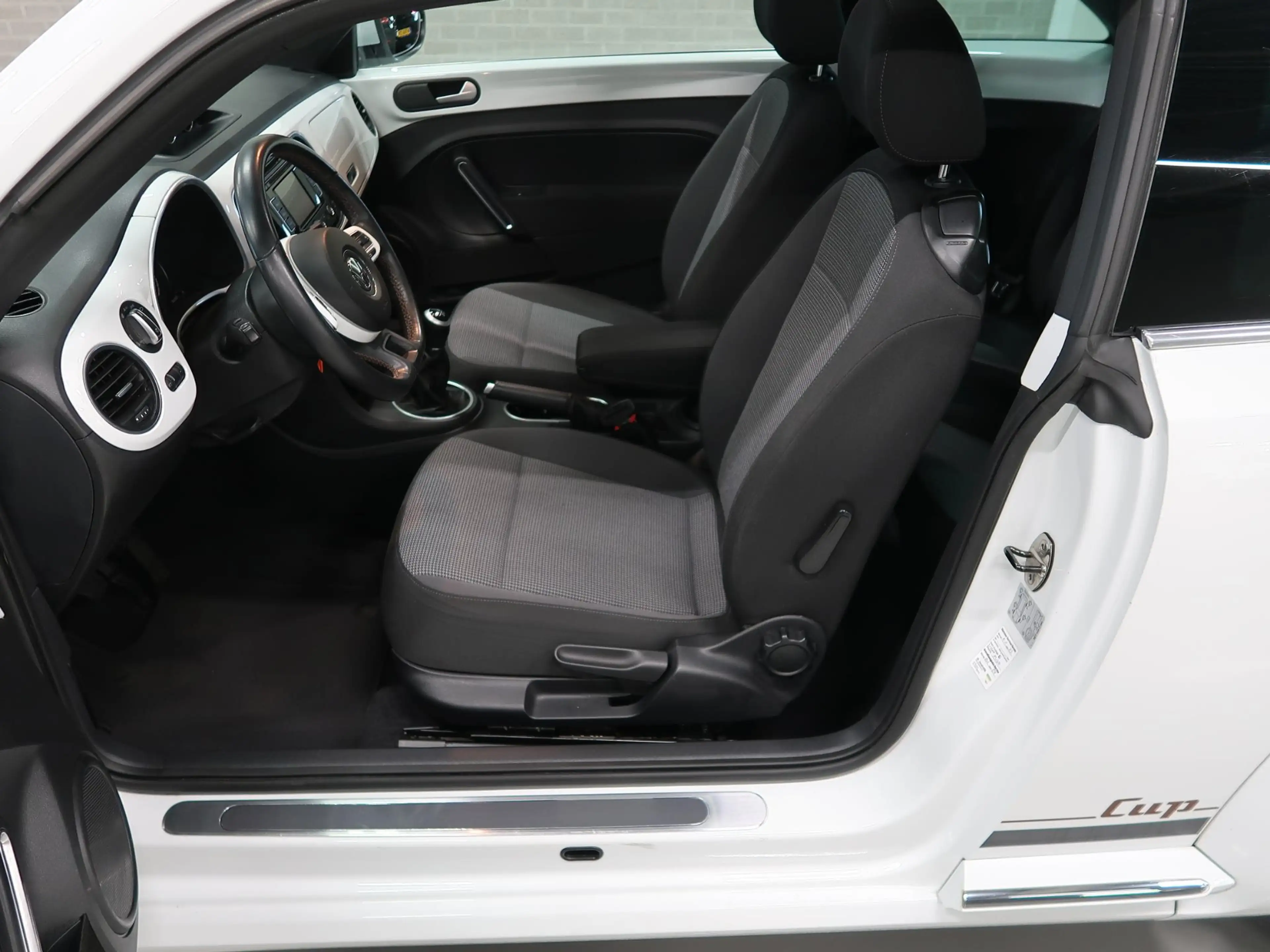 Volkswagen Beetle 1.2 TSI CUP Panoramadak Airco-ecc Navigatie 20 inc — photo 17