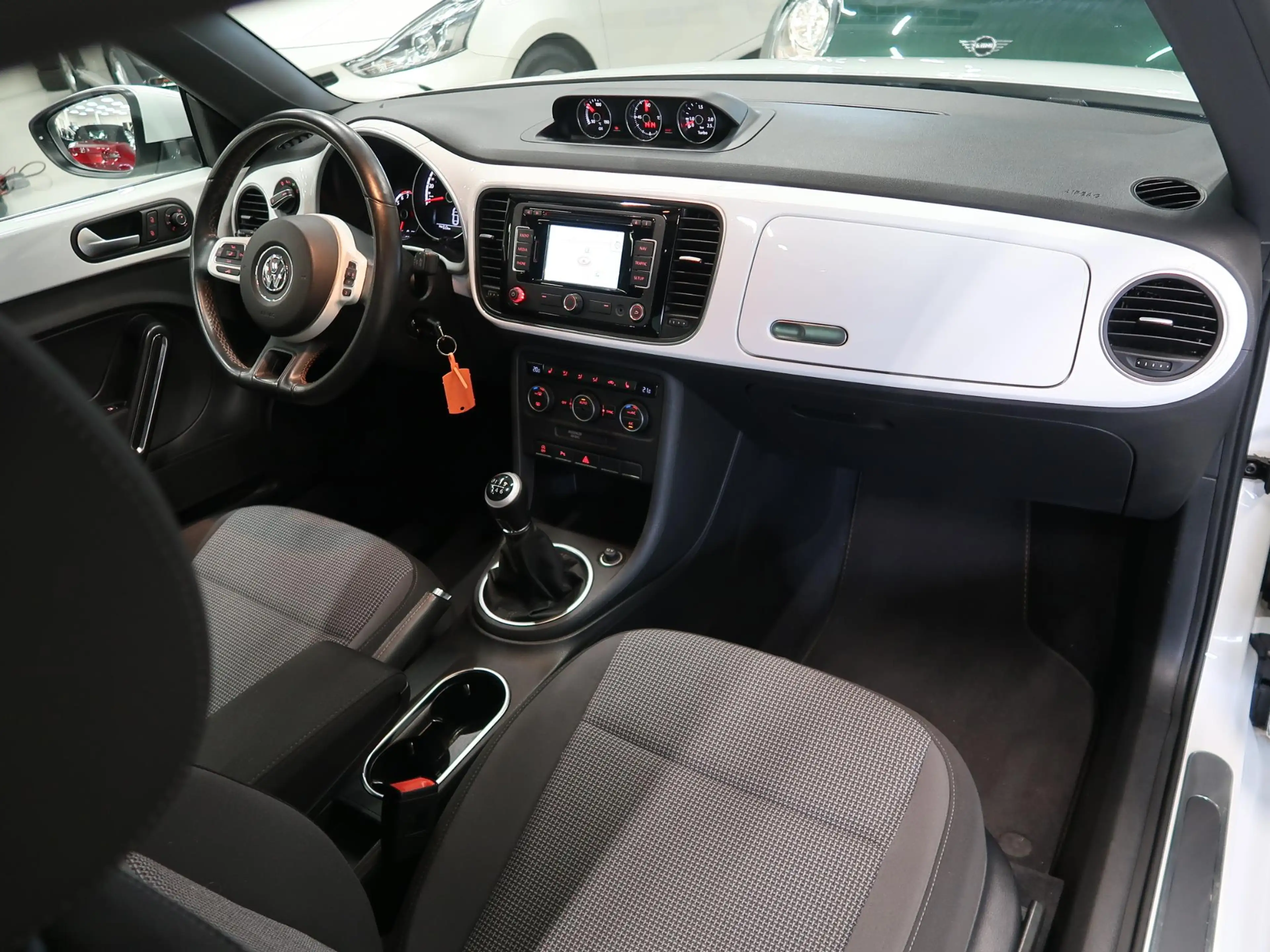 Volkswagen Beetle 1.2 TSI CUP Panoramadak Airco-ecc Navigatie 20 inc — photo 27