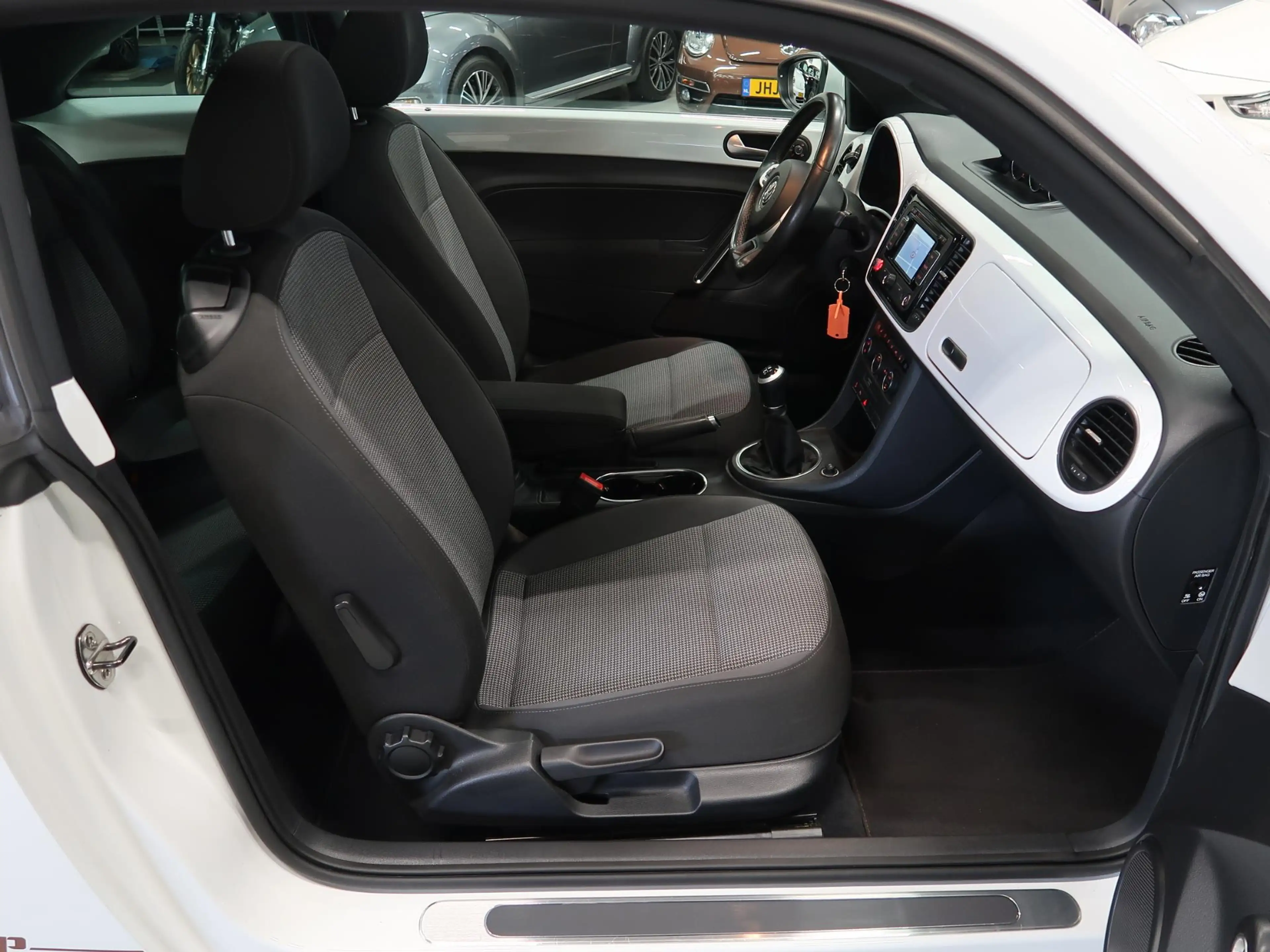 Volkswagen Beetle 1.2 TSI CUP Panoramadak Airco-ecc Navigatie 20 inc — photo 26
