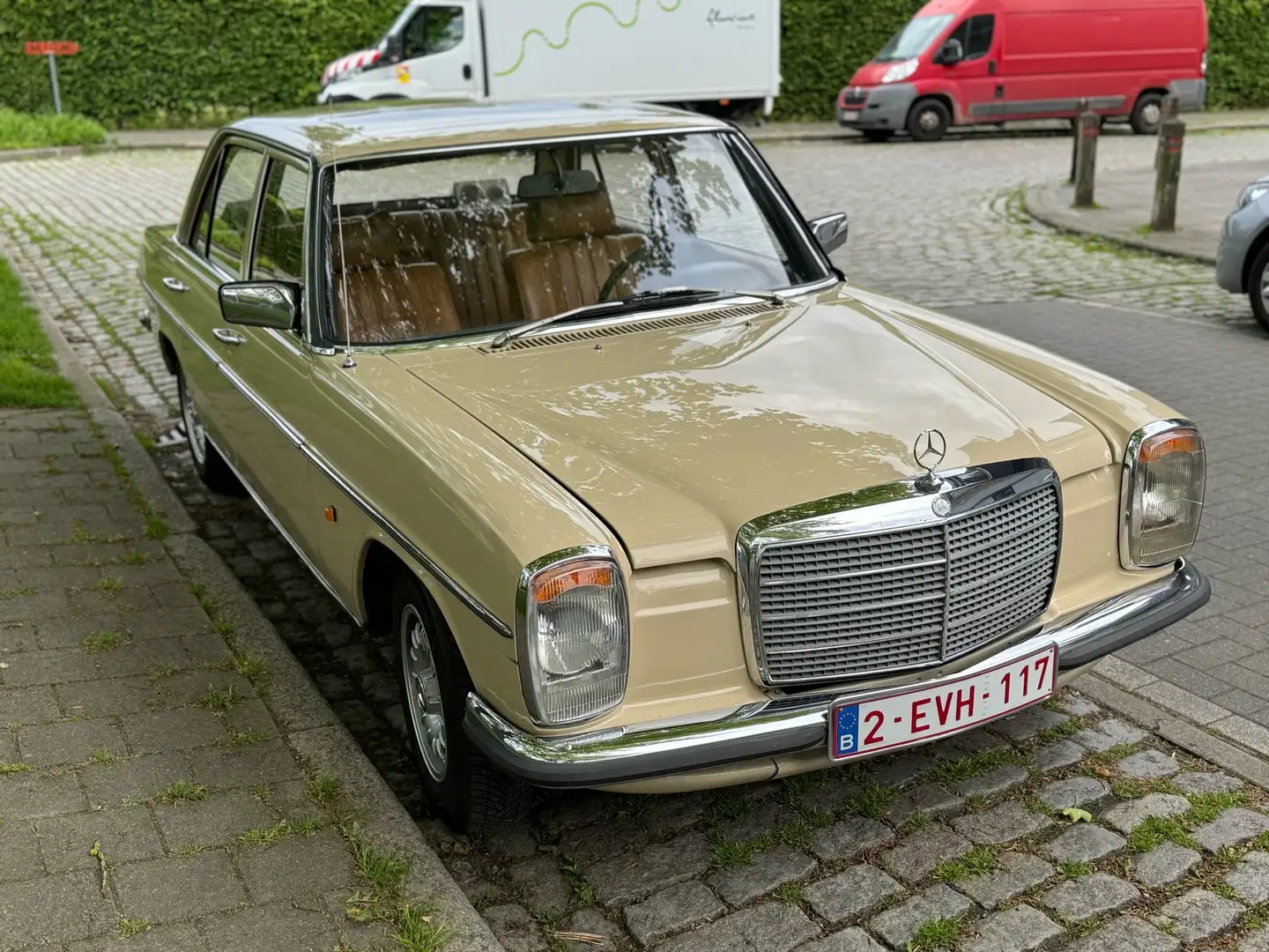 Mercedes-Benz 240 Beżowy - 1