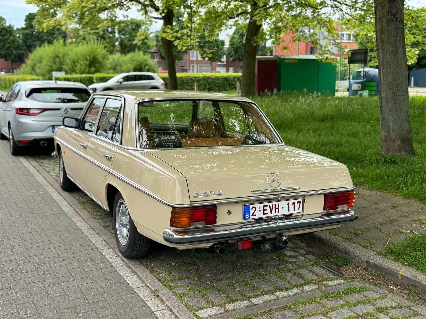 Mercedes-Benz 240 Beżowy - 2