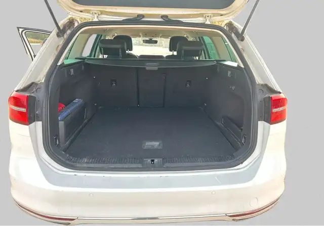 Volkswagen Passat view 10