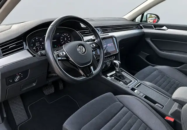 Volkswagen Passat view 3