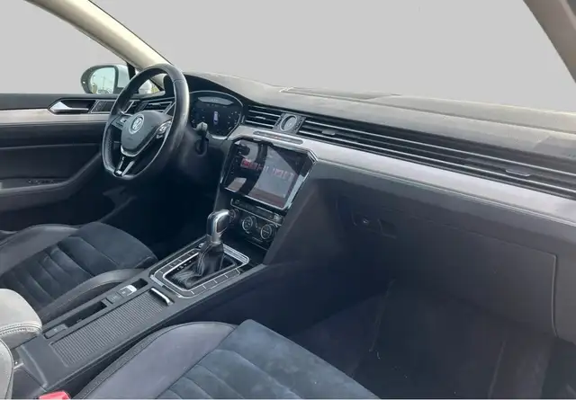 Volkswagen Passat view 4