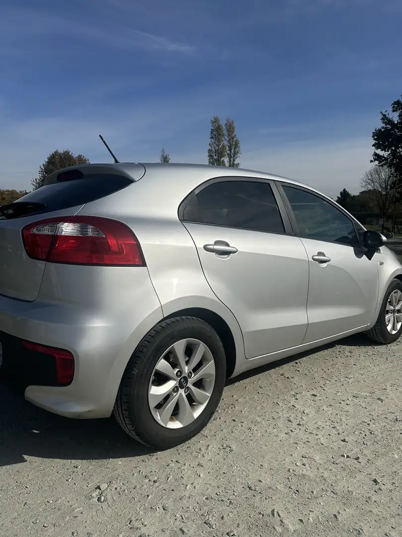 Kia Rio Rio 1.2L 85 Motion Gris - 2