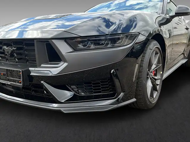 Ford Mustang view 3