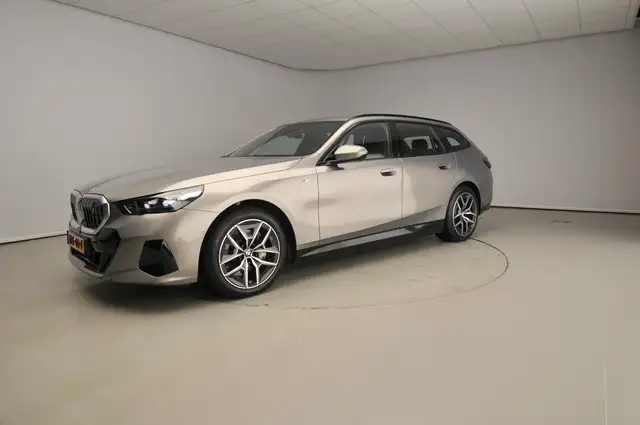 BMW i5 Touring xDrive40 | M-Sportpakket | LED | Navigatie