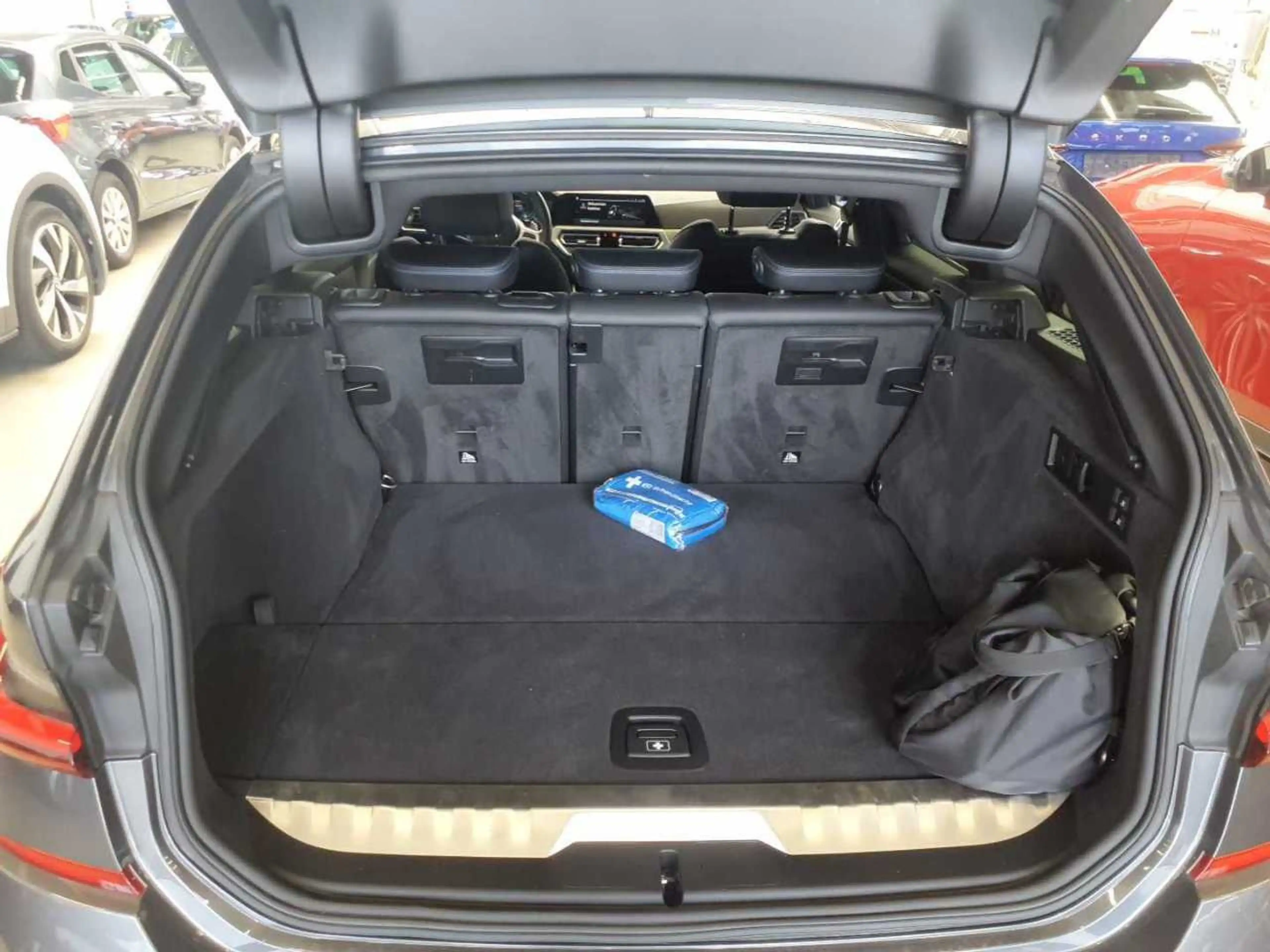 BMW 330 330E NAVI SPORTSITZE KLIMAAUT LED RADIO MFL SHZ PDC KAMERA HIFI RFK — photo 11