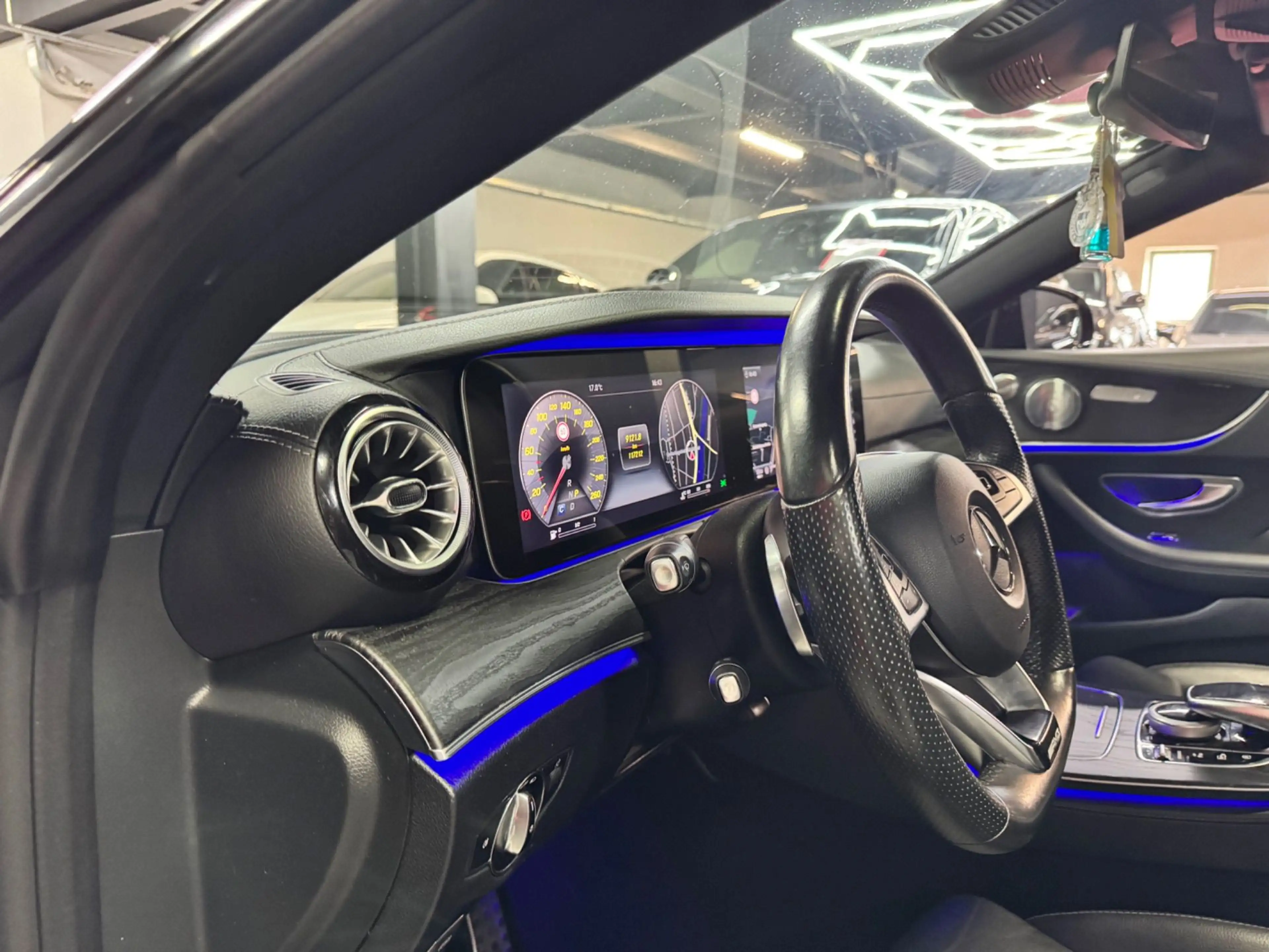 Mercedes-Benz E 220 d Aut.AMG/PANO/WIDESCREEEN/MULTIBEAM/BURMEST — photo 19