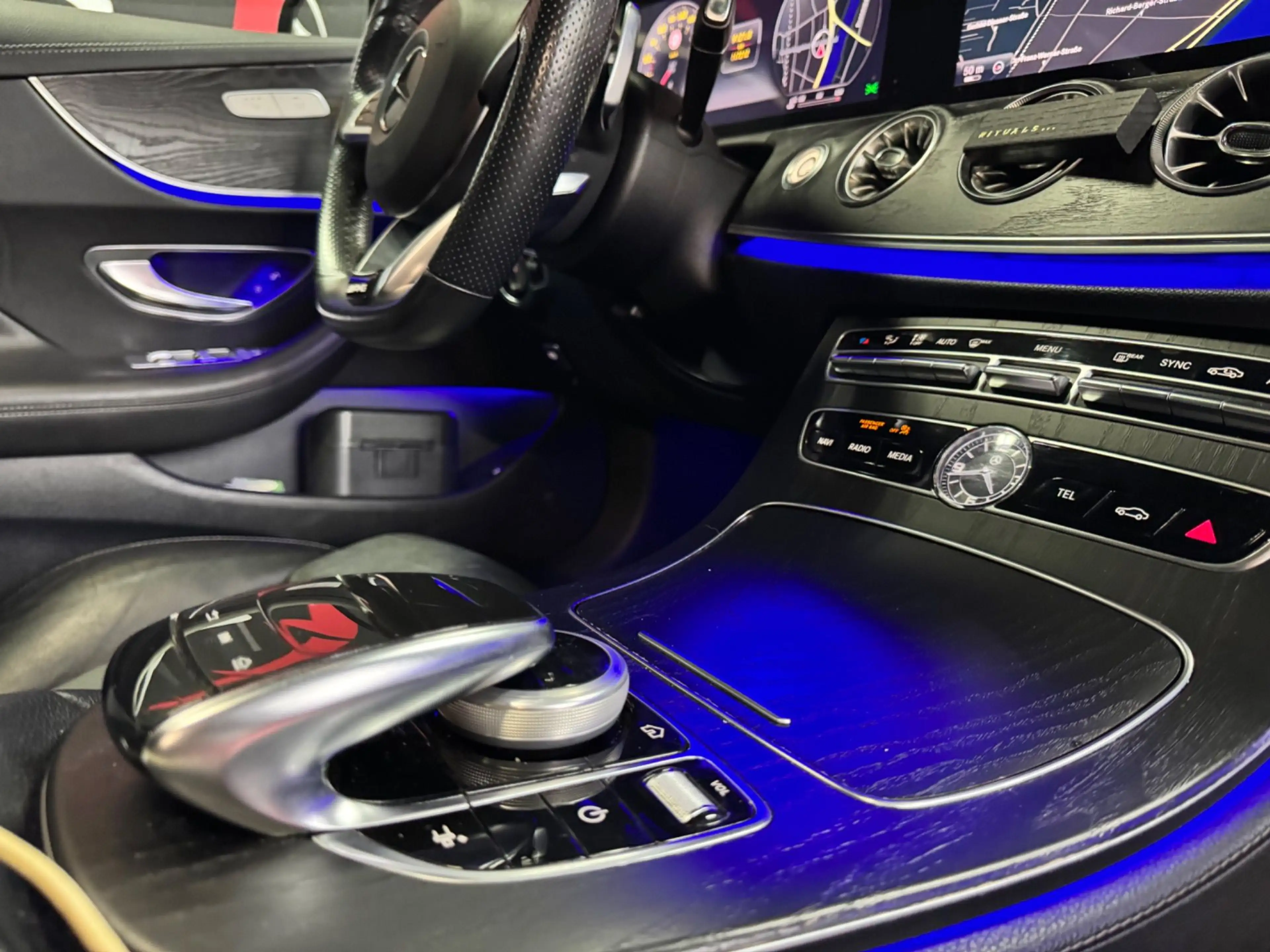 Mercedes-Benz E 220 d Aut.AMG/PANO/WIDESCREEEN/MULTIBEAM/BURMEST — photo 12