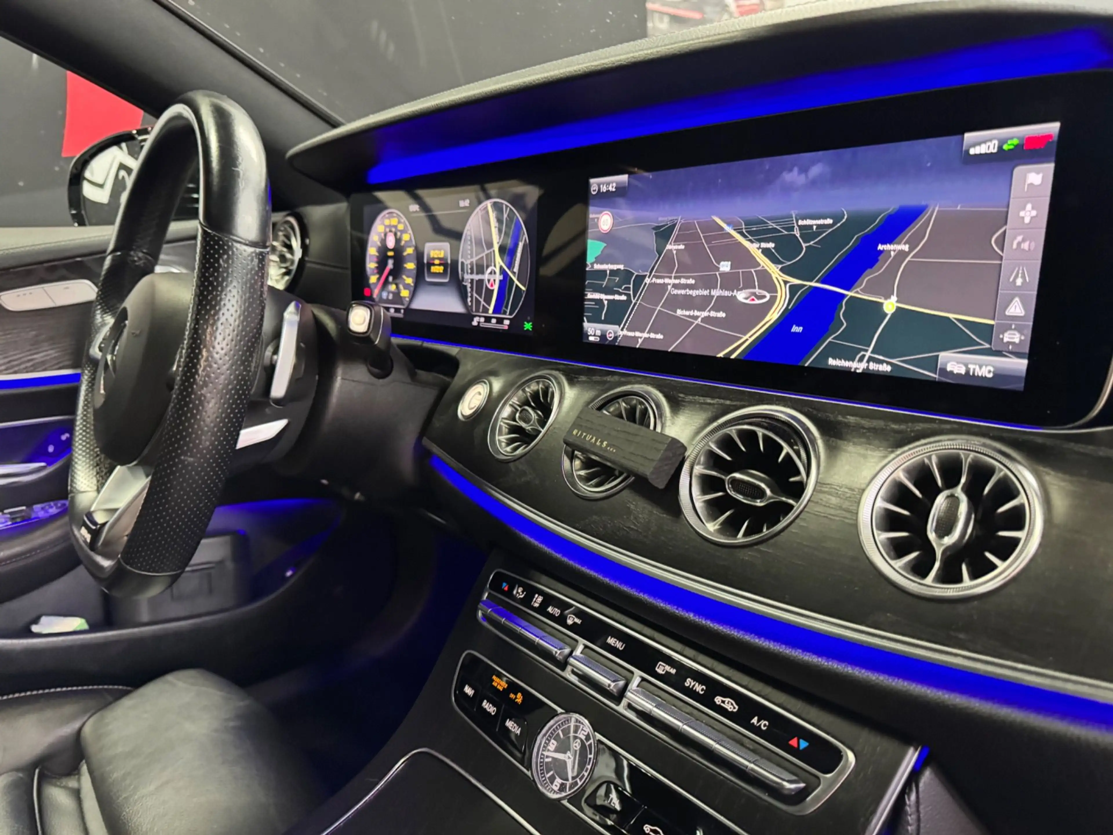 Mercedes-Benz E 220 d Aut.AMG/PANO/WIDESCREEEN/MULTIBEAM/BURMEST — photo 11