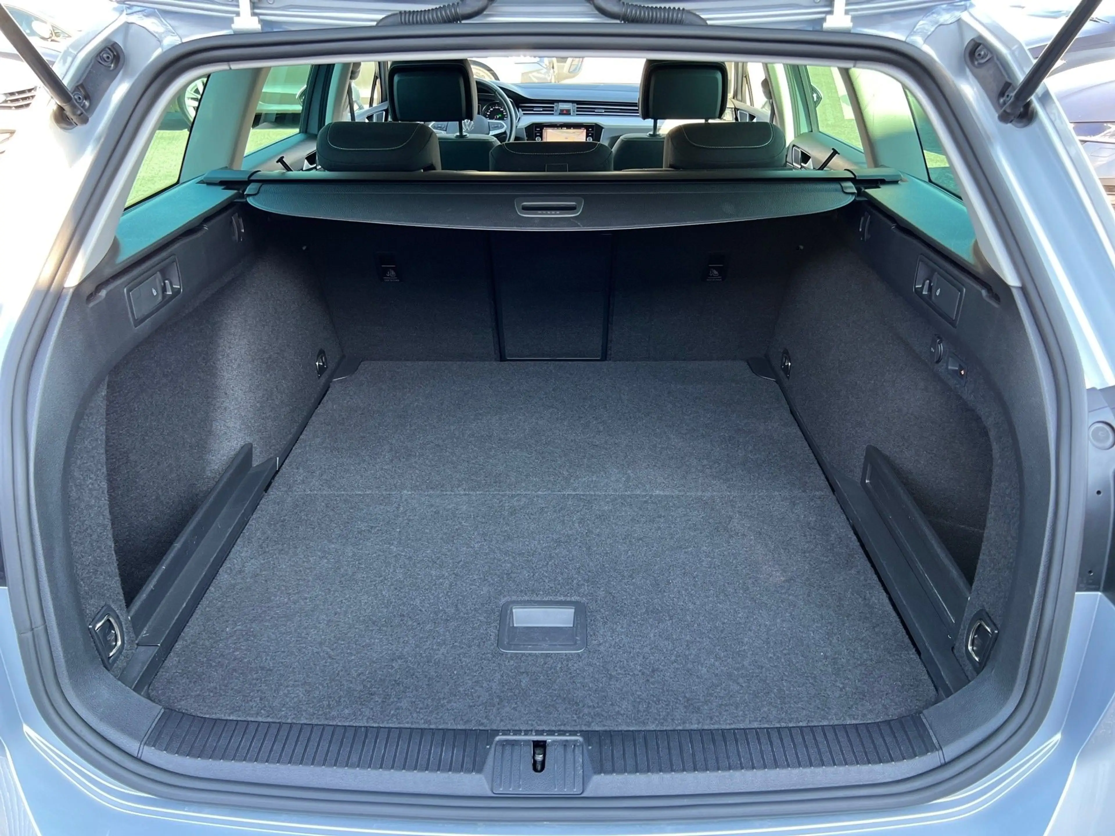 Volkswagen Passat Variant Business 2,0 SCR TDI DSG | AHK — photo 15