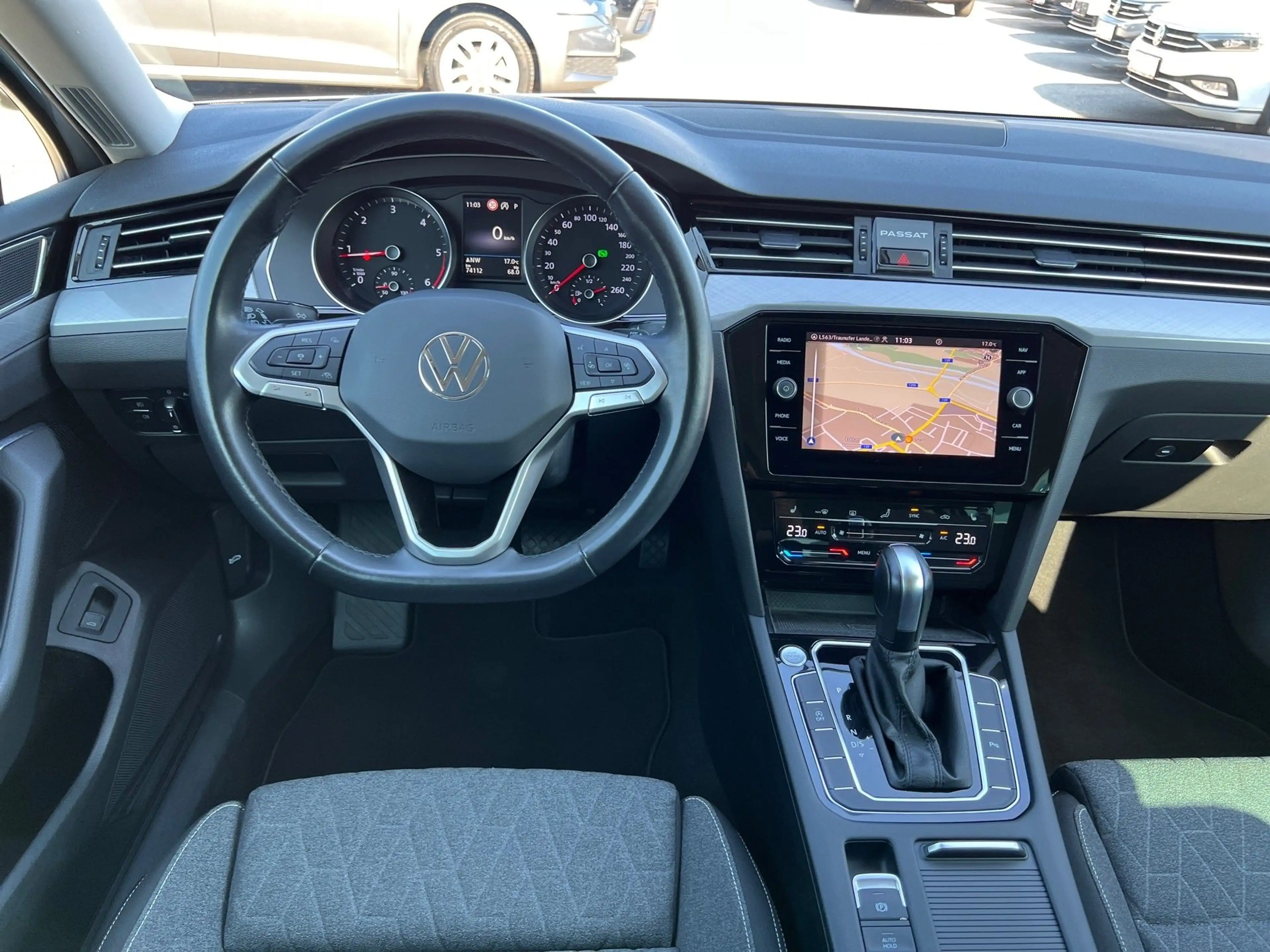 Volkswagen Passat Variant Business 2,0 SCR TDI DSG | AHK — photo 11