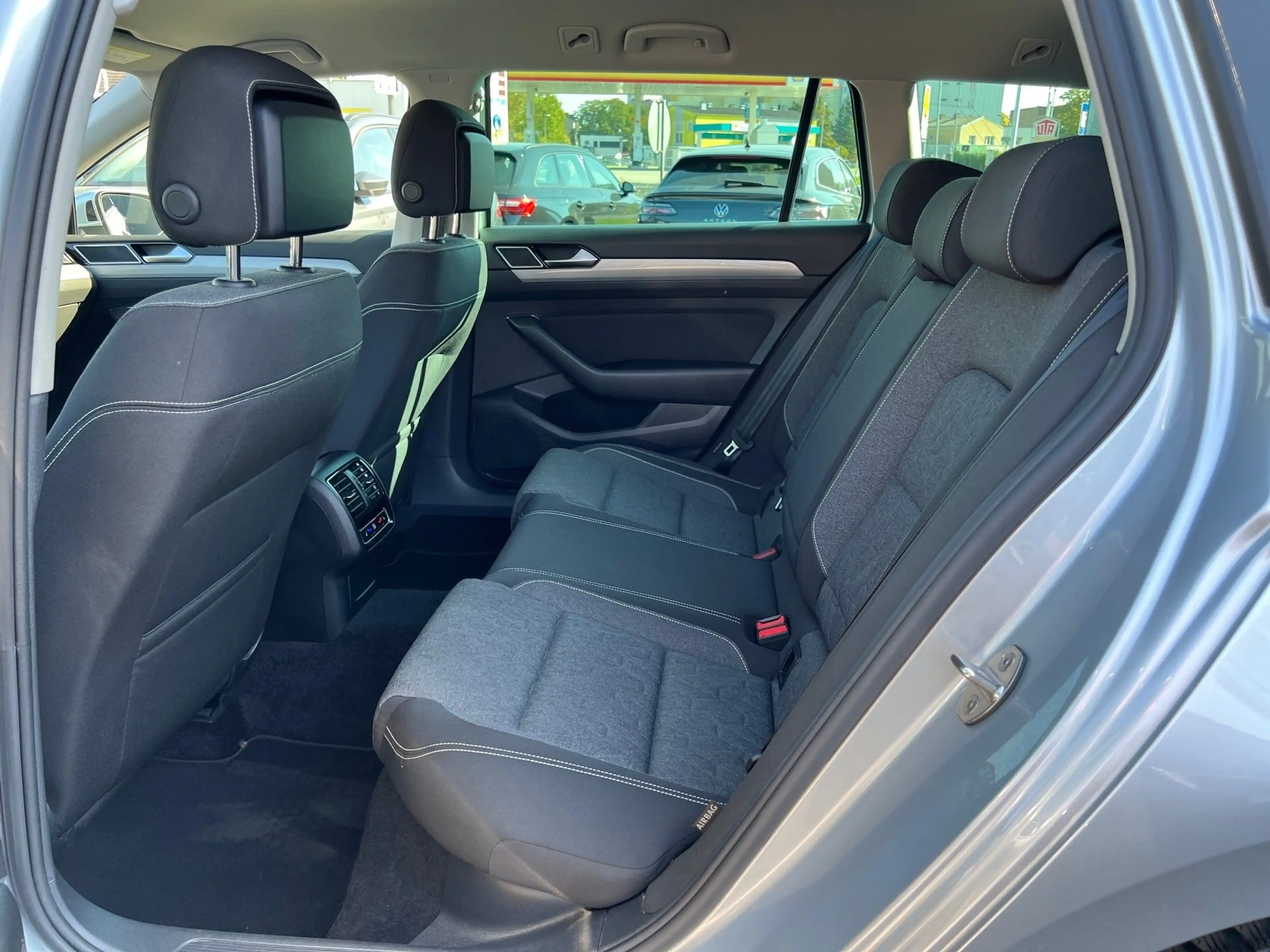 Volkswagen Passat Variant Business 2,0 SCR TDI DSG | AHK — photo 14