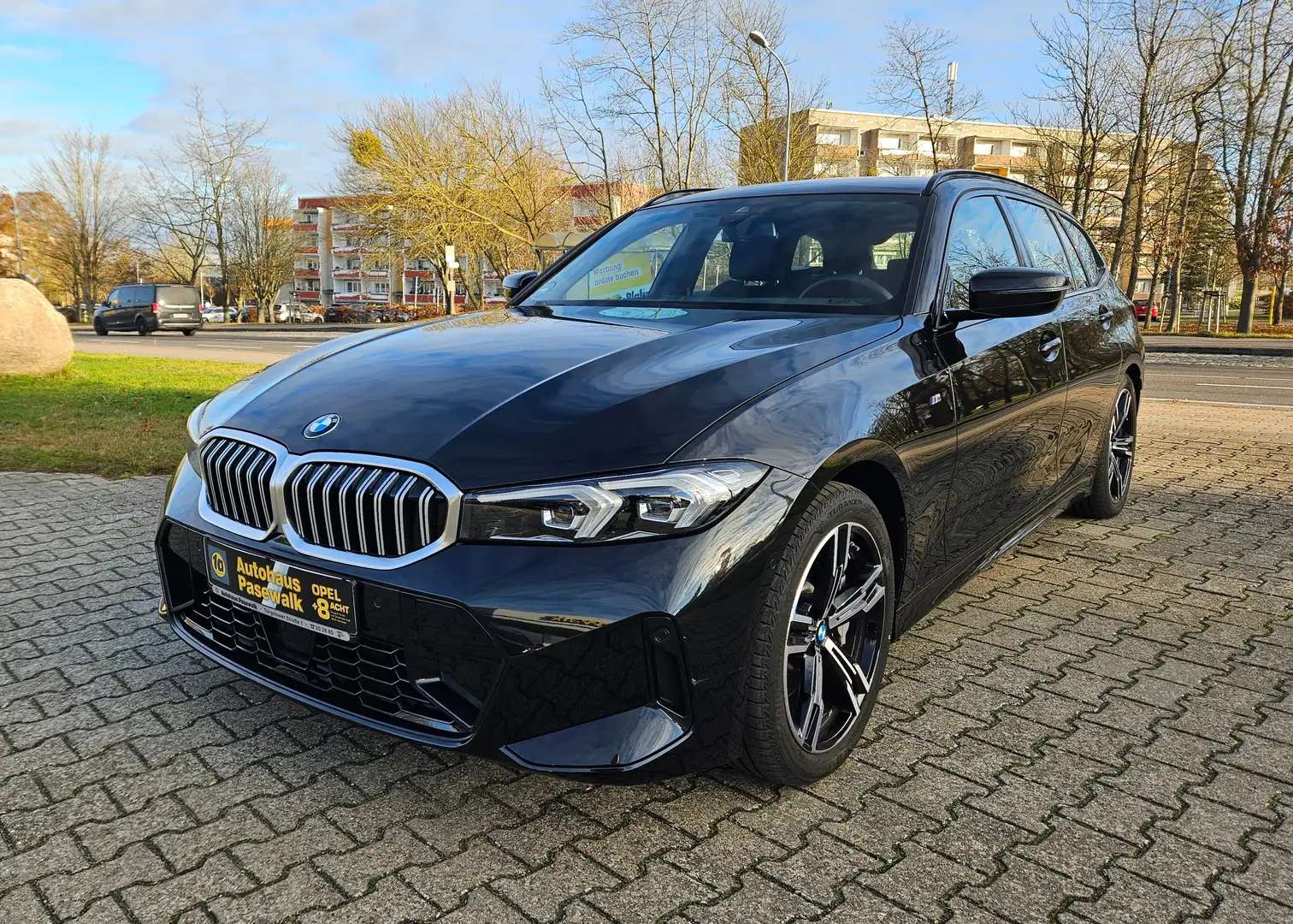 BMW 330 i xDrive M Sport ACC ALARM NAVI LED e.Heckkl.Kamer Schwarz - 1