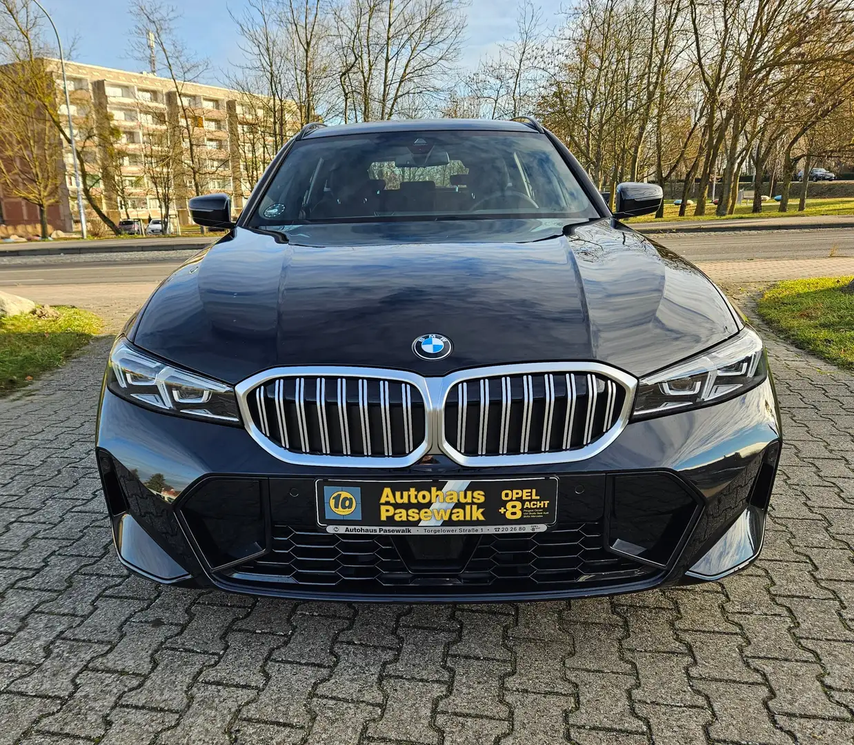 BMW 330 i xDrive M Sport ACC ALARM NAVI LED e.Heckkl.Kamer Schwarz - 2