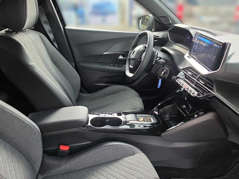 Peugeot 2008 1.2 PureTech 130 Allure LED PDC Navi Kamera — photo 13