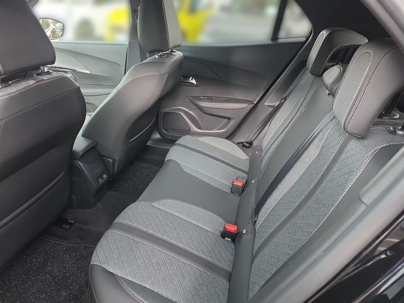 Peugeot 2008 1.2 PureTech 130 Allure LED PDC Navi Kamera — photo 7