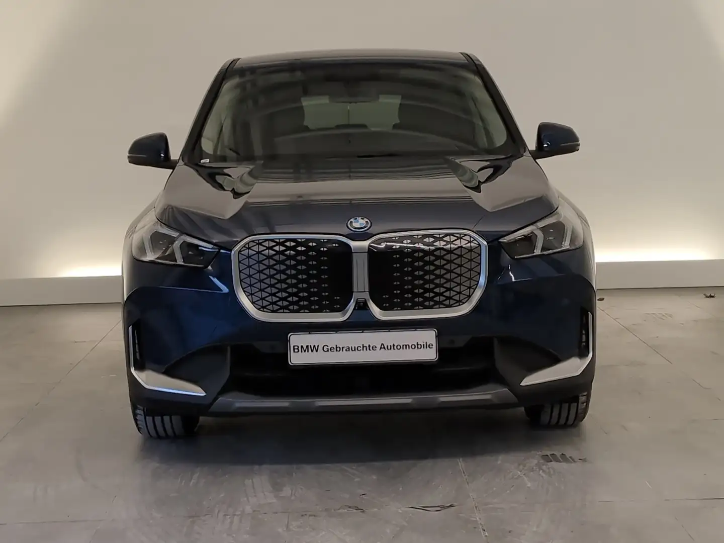 BMW iX1 xDrive30 Navi/LED/HuD/KomfZg/LR-Hz/AHK/DAB Navi/LE Blau - 2