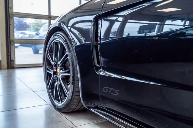 Porsche Panamera view 14