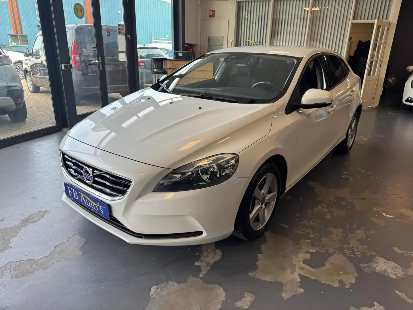 Volvo V40 2.0 T2 Momentum Airco Navi Lmv Cruise Wit - 1