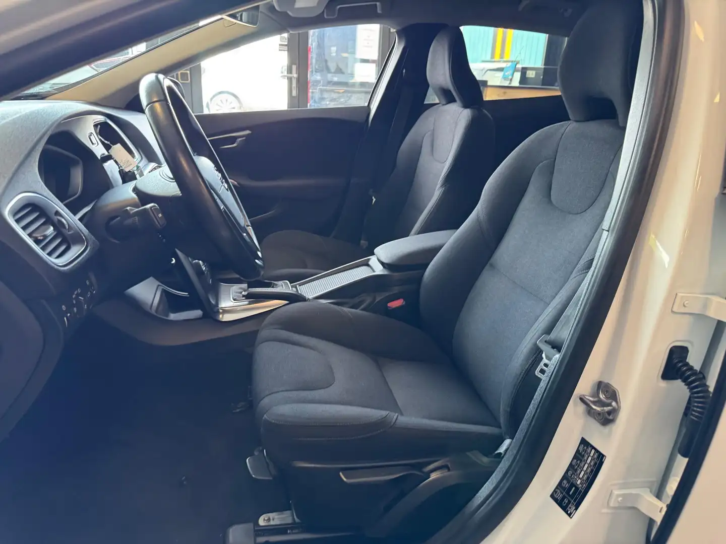 Volvo V40 2.0 T2 Momentum Airco Navi Lmv Cruise Wit - 2