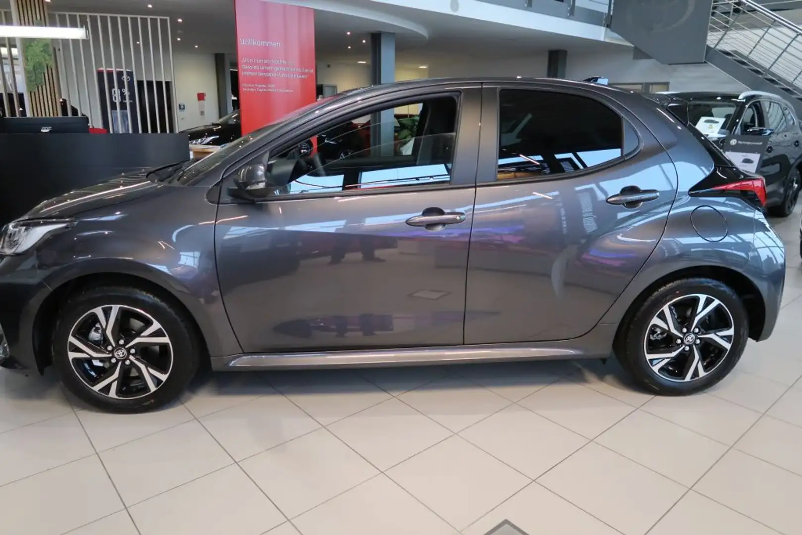 Toyota Yaris Yaris Hybrid 116  Teamplayer+ Comfort Paket Grau - 2