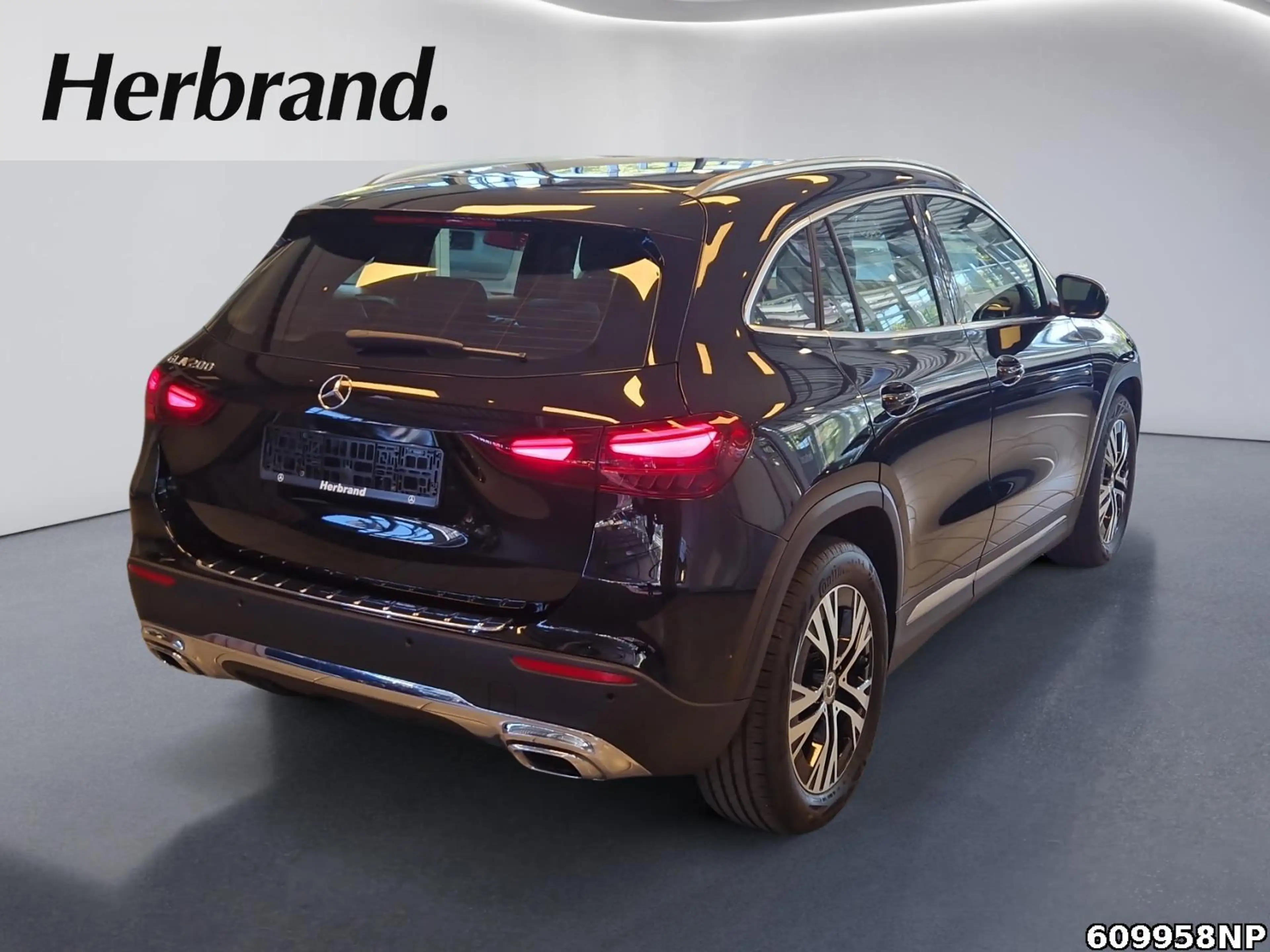 Mercedes-Benz GLA 200 Progressive  AHK Distronic LED Kamera — photo 3