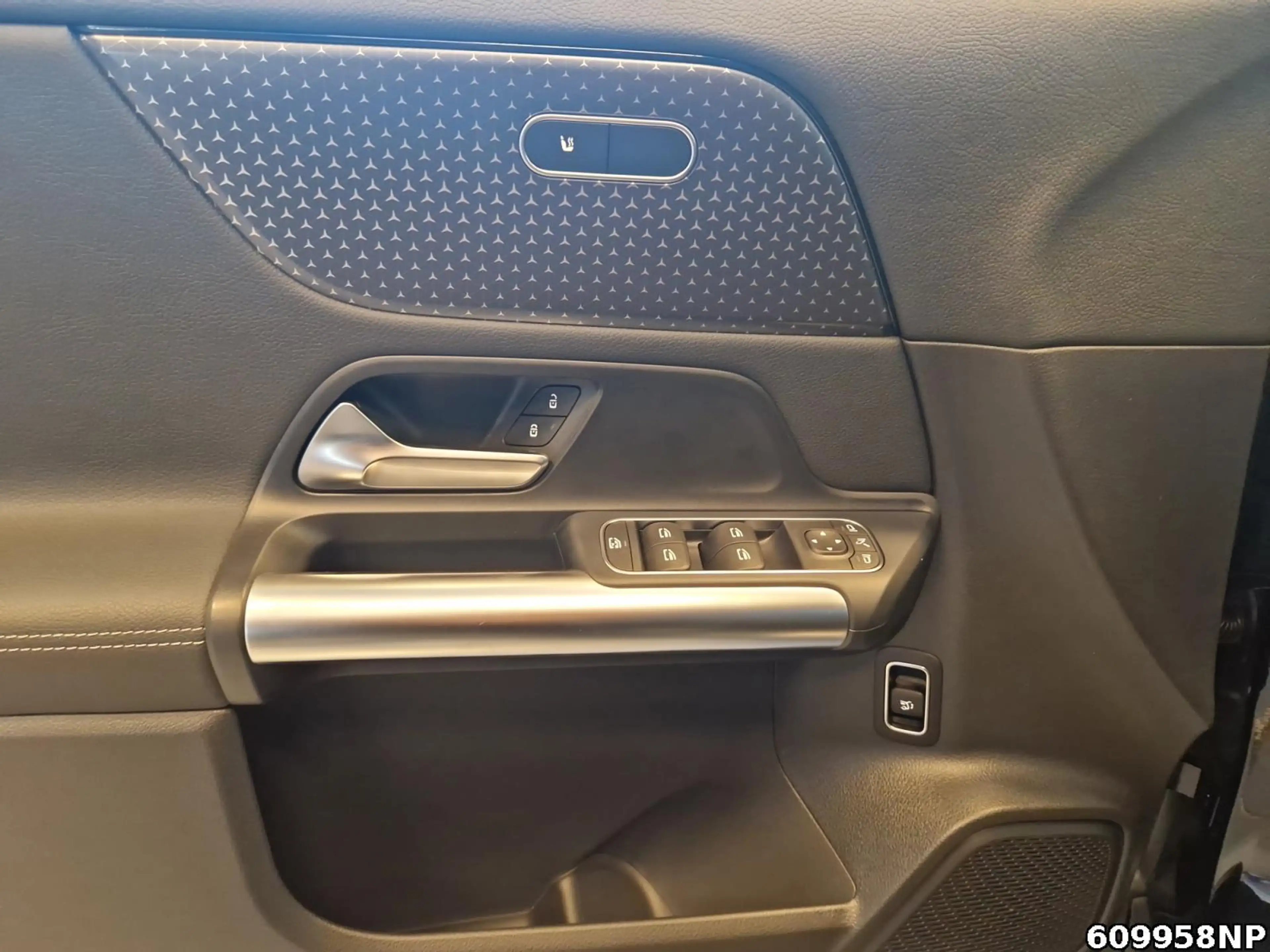 Mercedes-Benz GLA 200 Progressive  AHK Distronic LED Kamera — photo 13