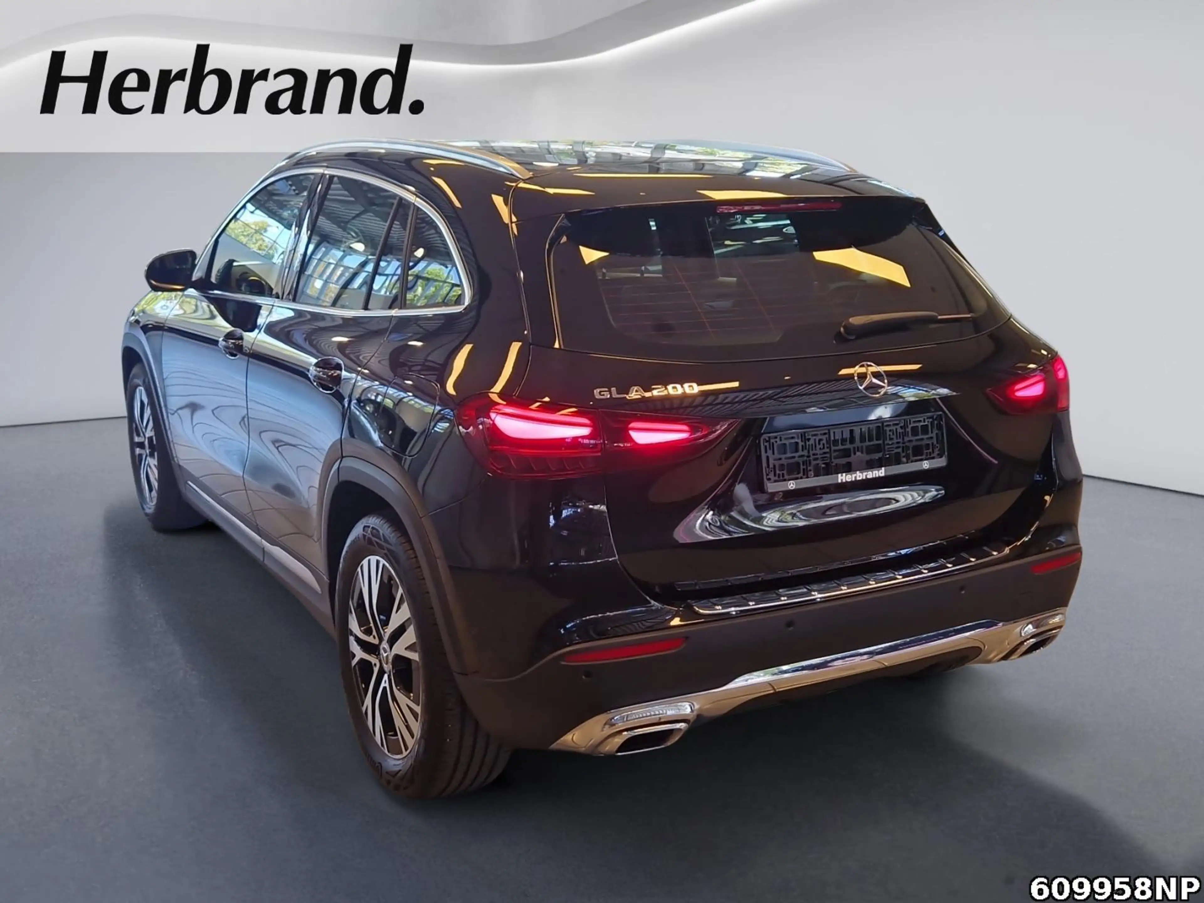 Mercedes-Benz GLA 200 Progressive  AHK Distronic LED Kamera — photo 4
