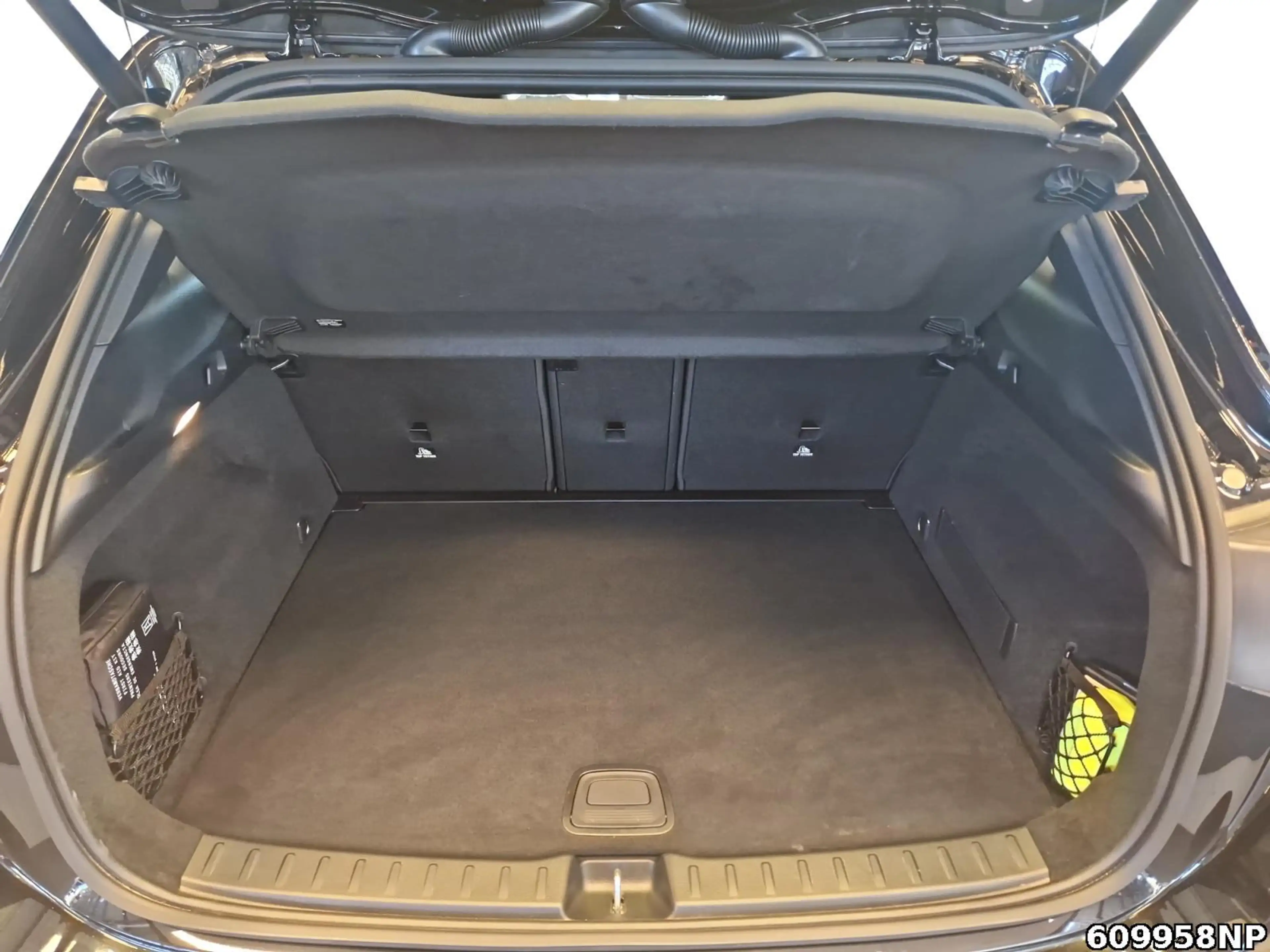 Mercedes-Benz GLA 200 Progressive  AHK Distronic LED Kamera — photo 6