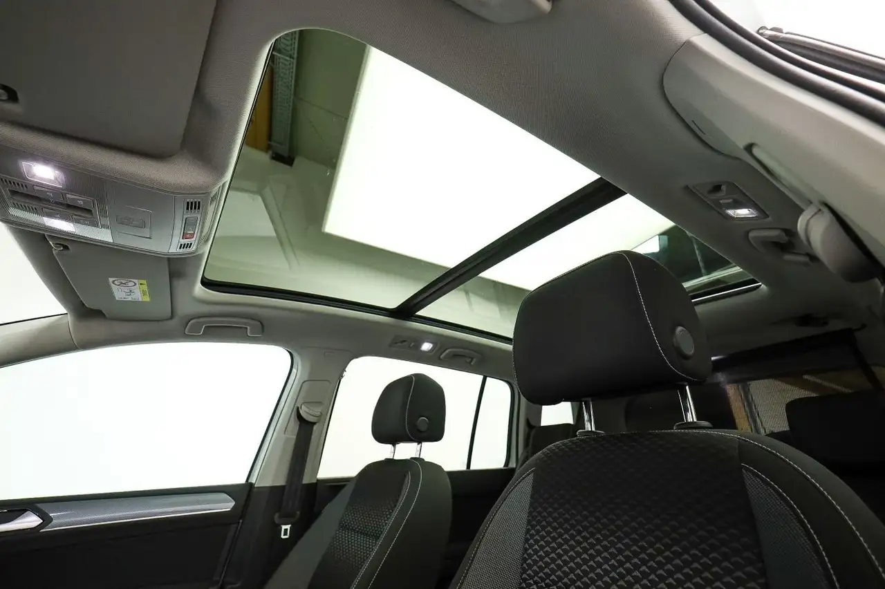 Volkswagen Touran 2.0 TDI DSG R-LINE*IQ.LIGHT*PANO*PDC*SHZ* 17