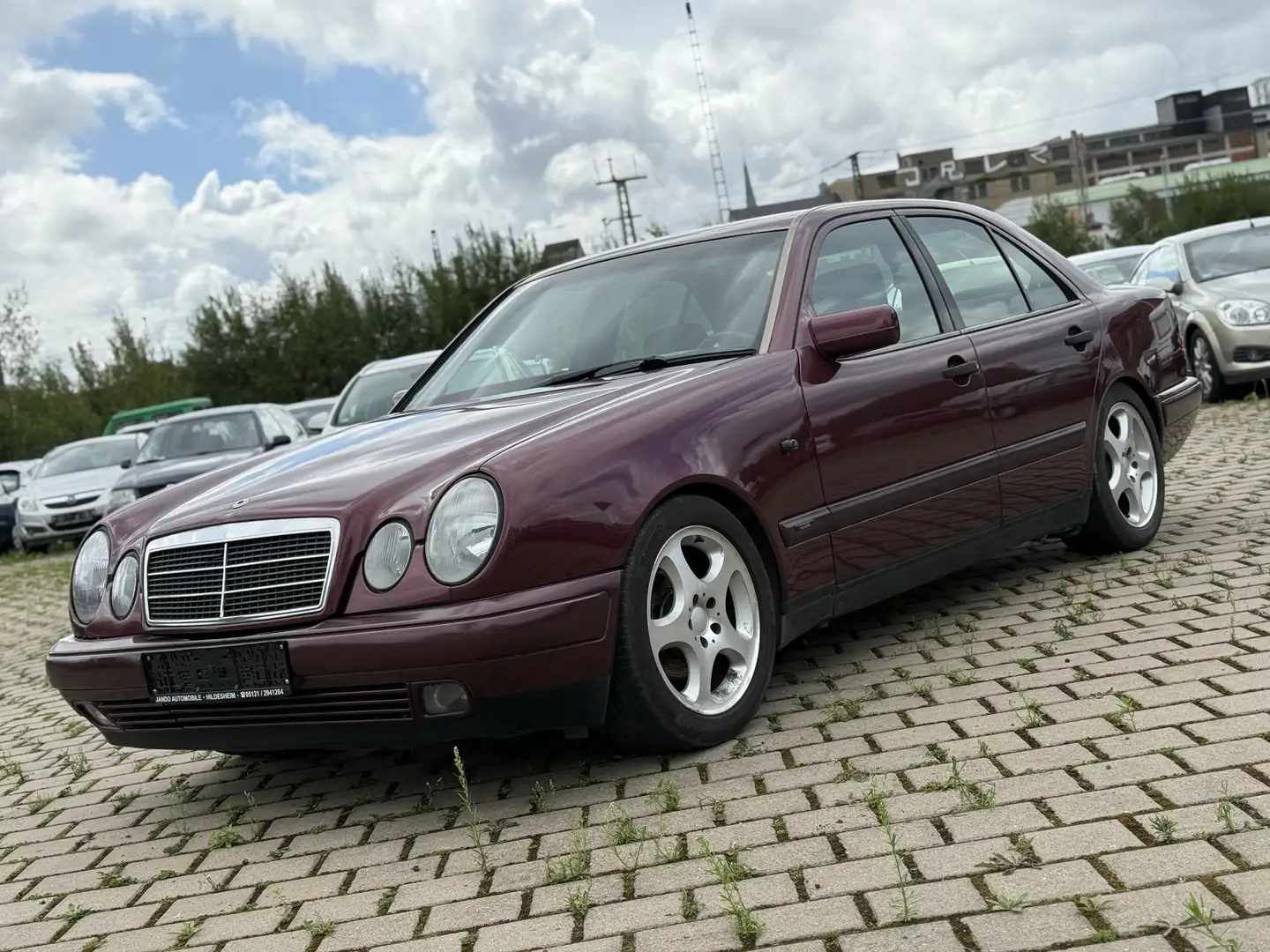 Mercedes-Benz E 200 Avantgarde Rot - 1