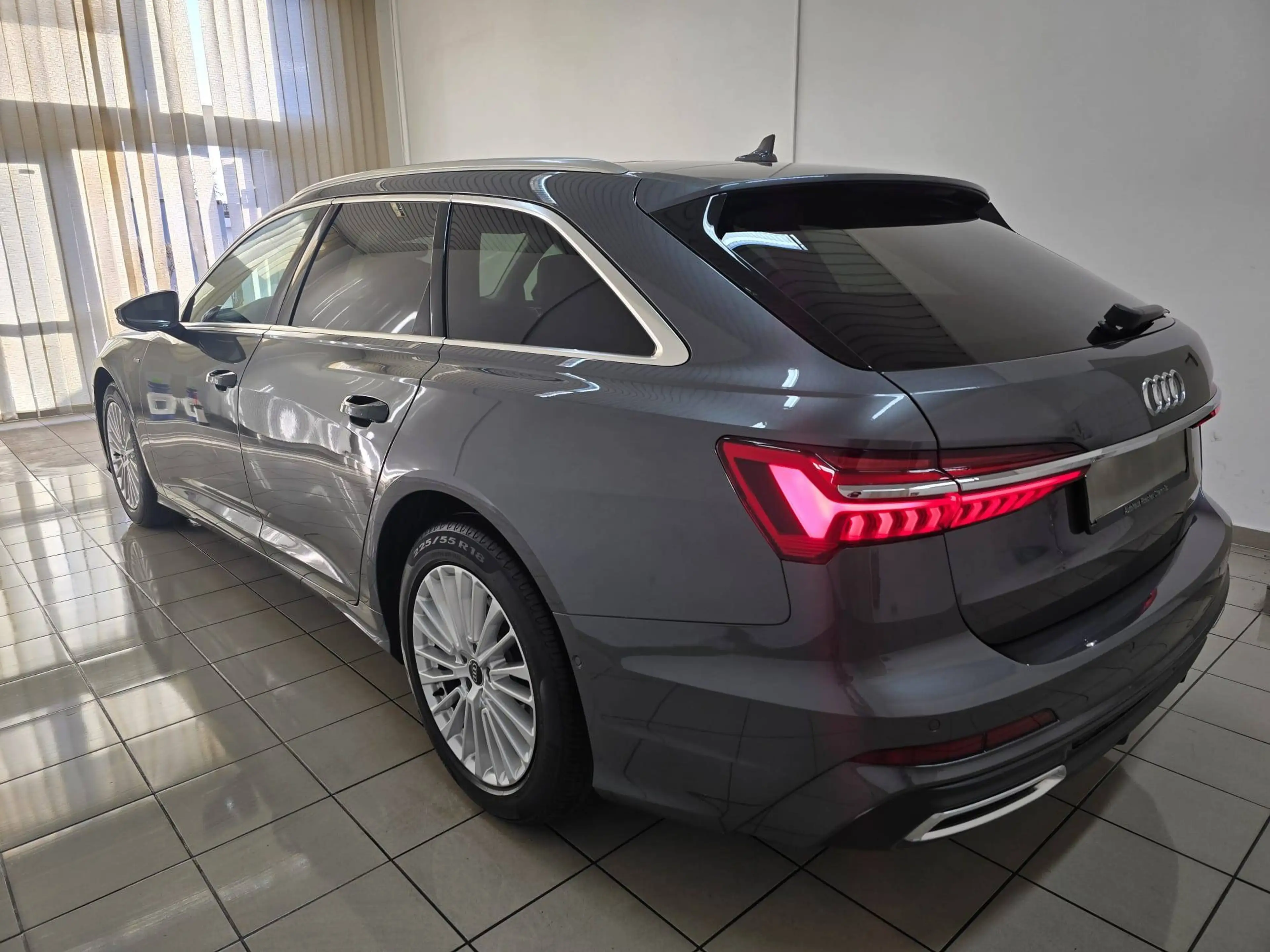 Audi A6 Avant 40 TDI S Line Matrix Panorama Leder Memory 1.Hand — photo 2