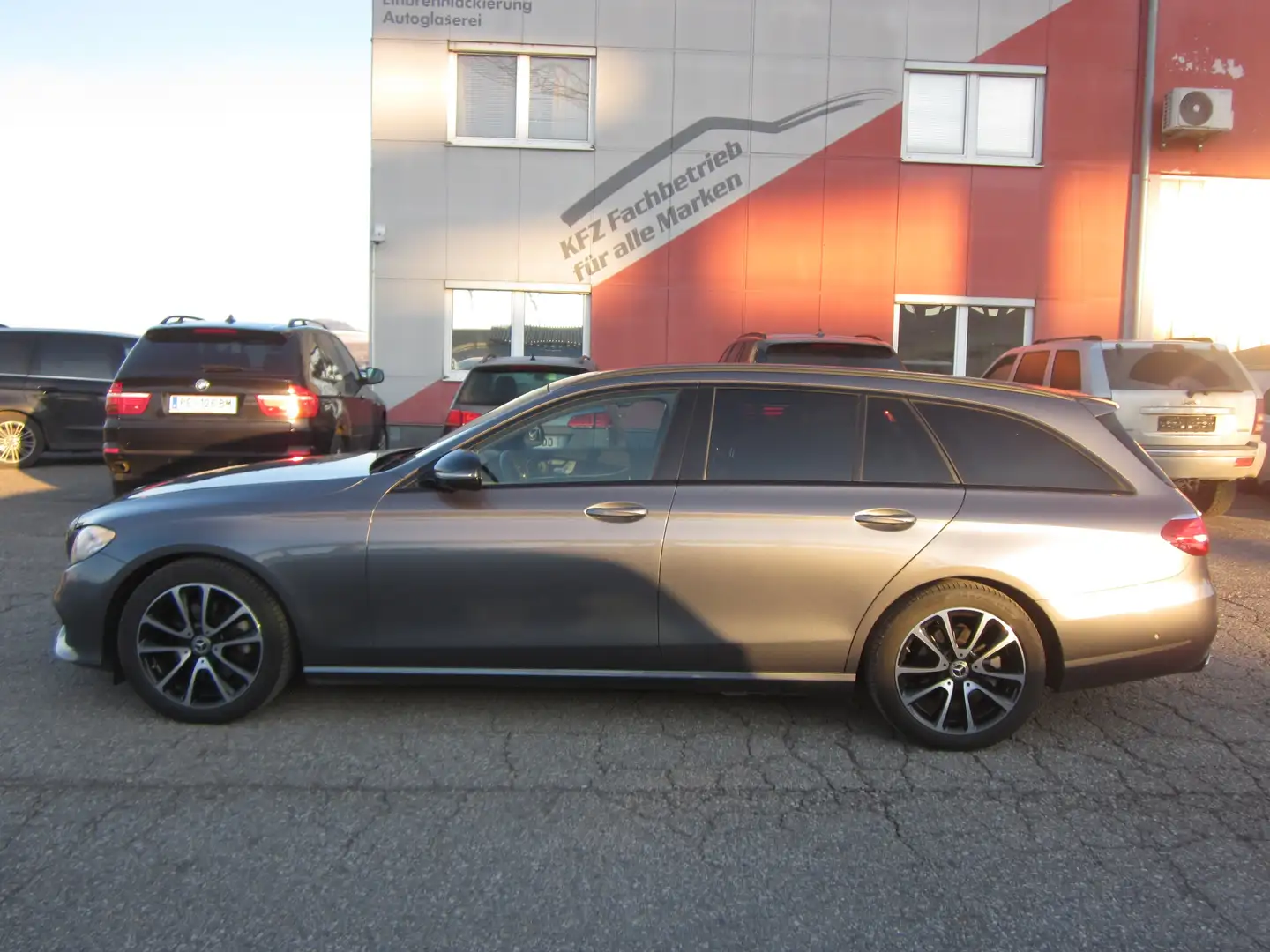 Mercedes-Benz E 220 E 220 d T Austria Edition Avantgarde Aut. LED Grau - 2