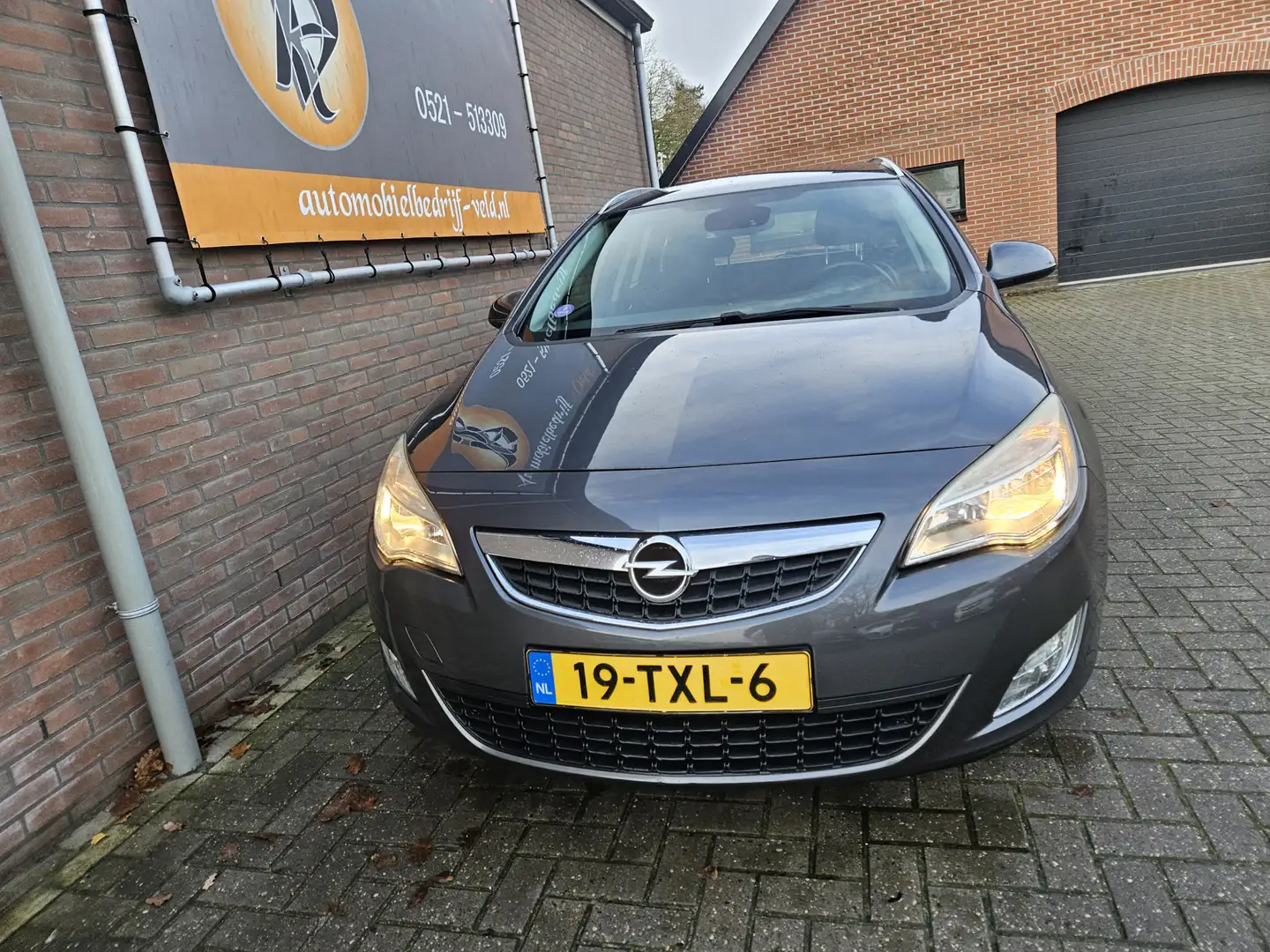 Opel Astra Sports Tourer 1.6 Turbo Cosmo Grijs - 2
