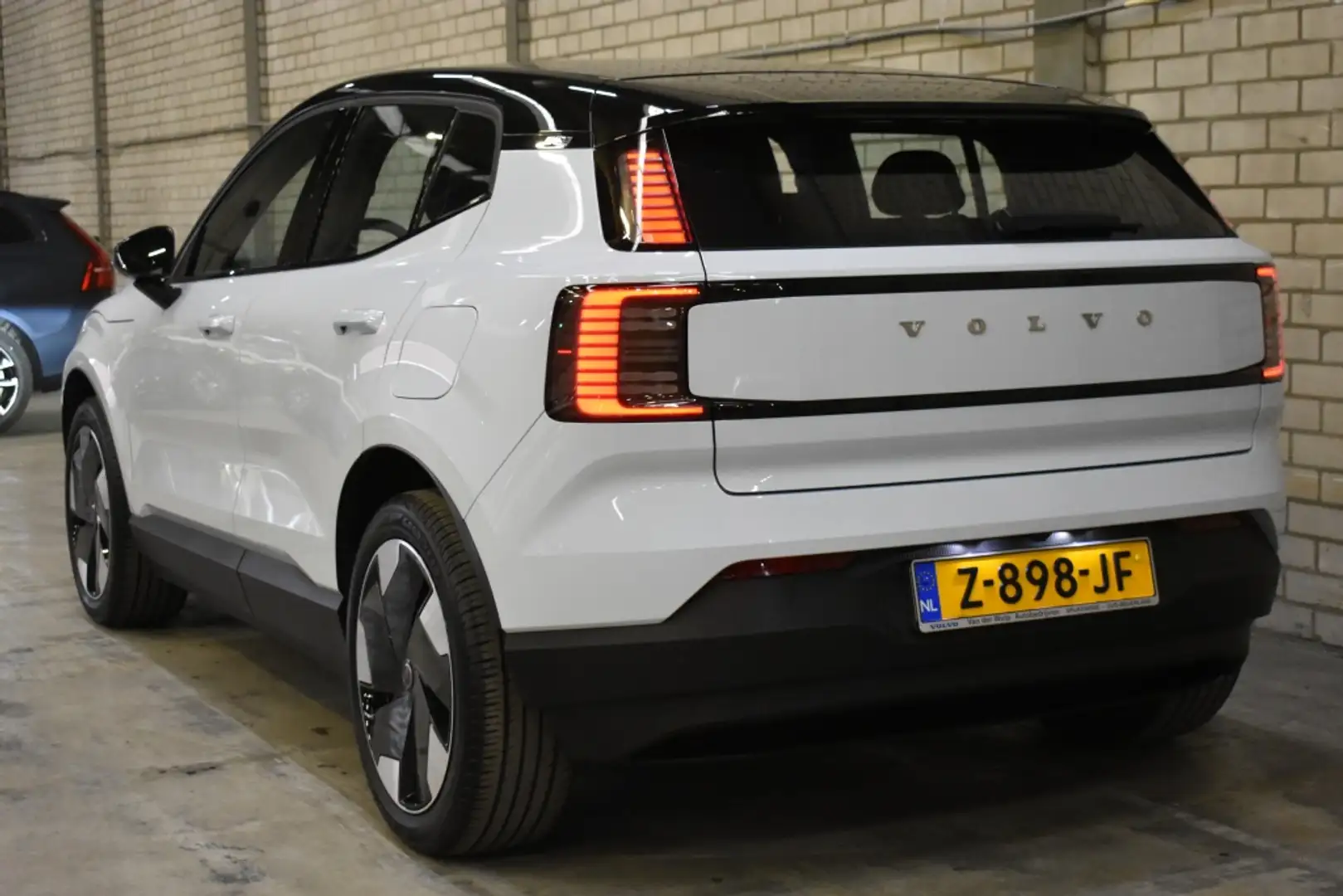 Volvo EX30 Extended Range Plus 272PK/69 kWh | Harman Kardon | Blauw - 2